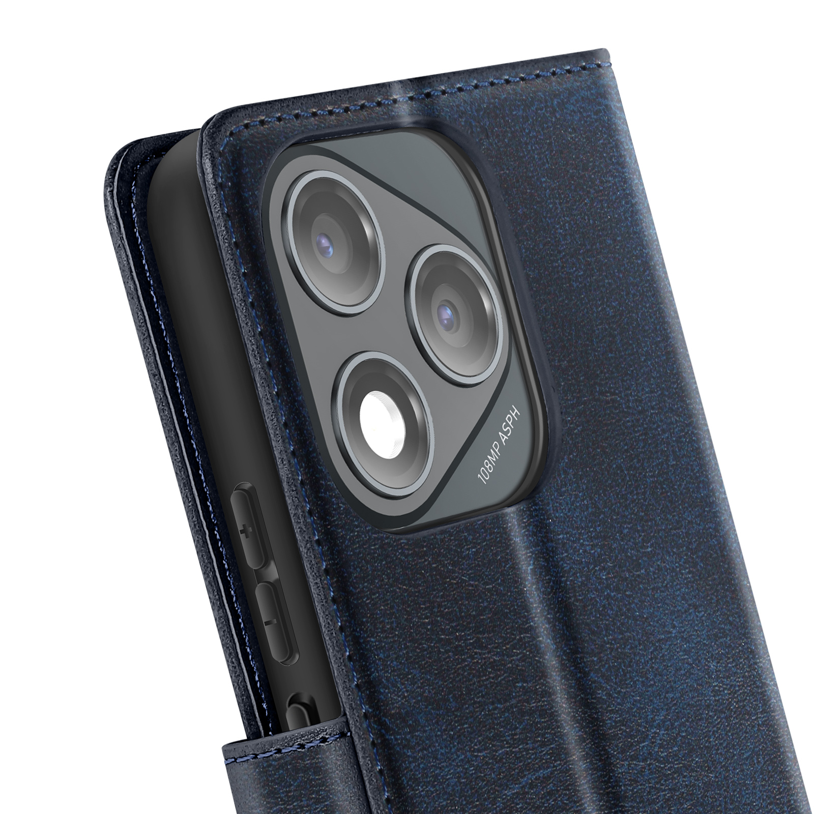 Primo piano di un telefono in una custodia di pelle blu. Tre obiettivi della fotocamera sono visibili. Tasti del volume laterali.