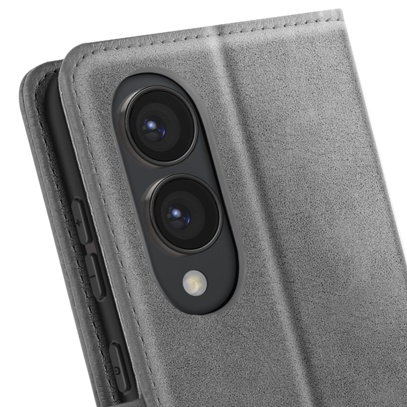 Primo piano di una custodia grigia per telefono con modulo fotocamera. La custodia ha una superficie strutturata e bordi cuciti.