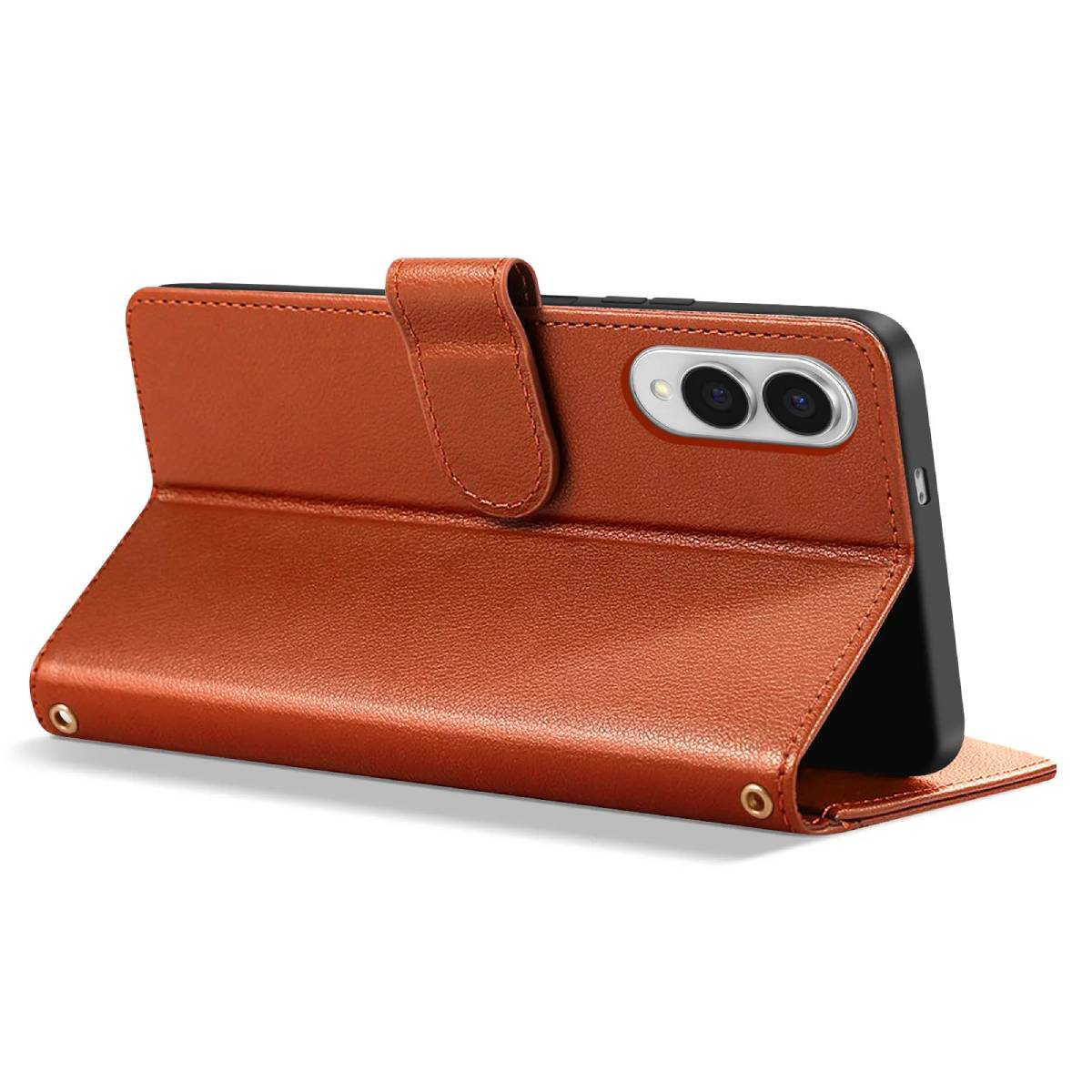 Offene braune Leder-Handyhülle mit Telefon darin. Telefon hat Dual-Kamera. Die Hülle ist auf weißem Hintergrund geöffnet.