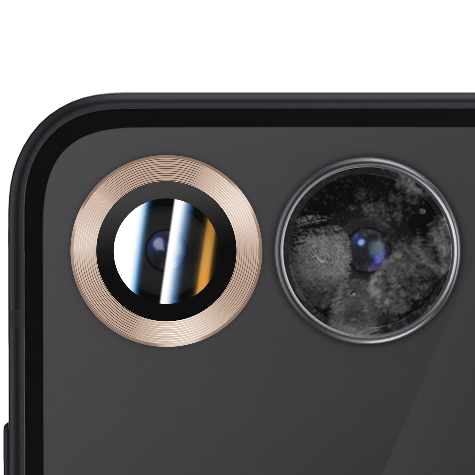 Primo piano del sistema fotocamera di uno smartphone. Sono visibili due obiettivi. Uno ha un anello dorato, l'altro è scuro.