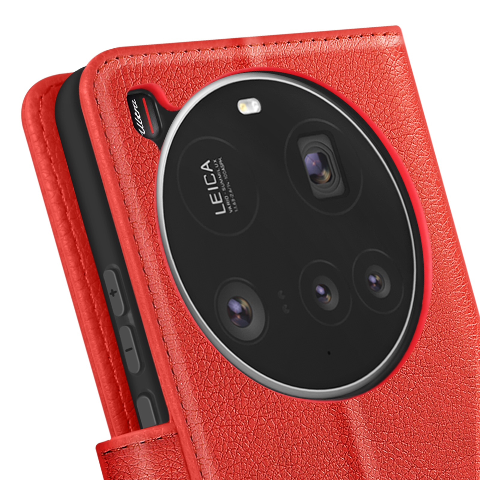 Primo piano di una custodia rossa per telefono con un telefono nero e un obiettivo Leica. La custodia ha una superficie strutturata.