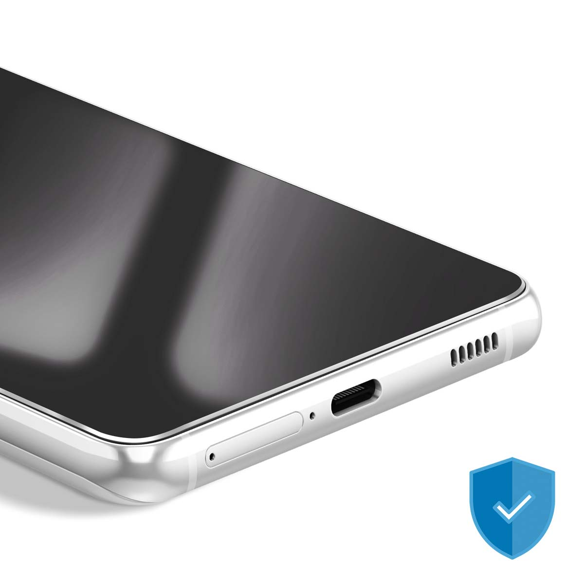 Primo piano di uno smartphone con protezione schermo. Cornice argentata, schermo nero e scudo blu con spunta.