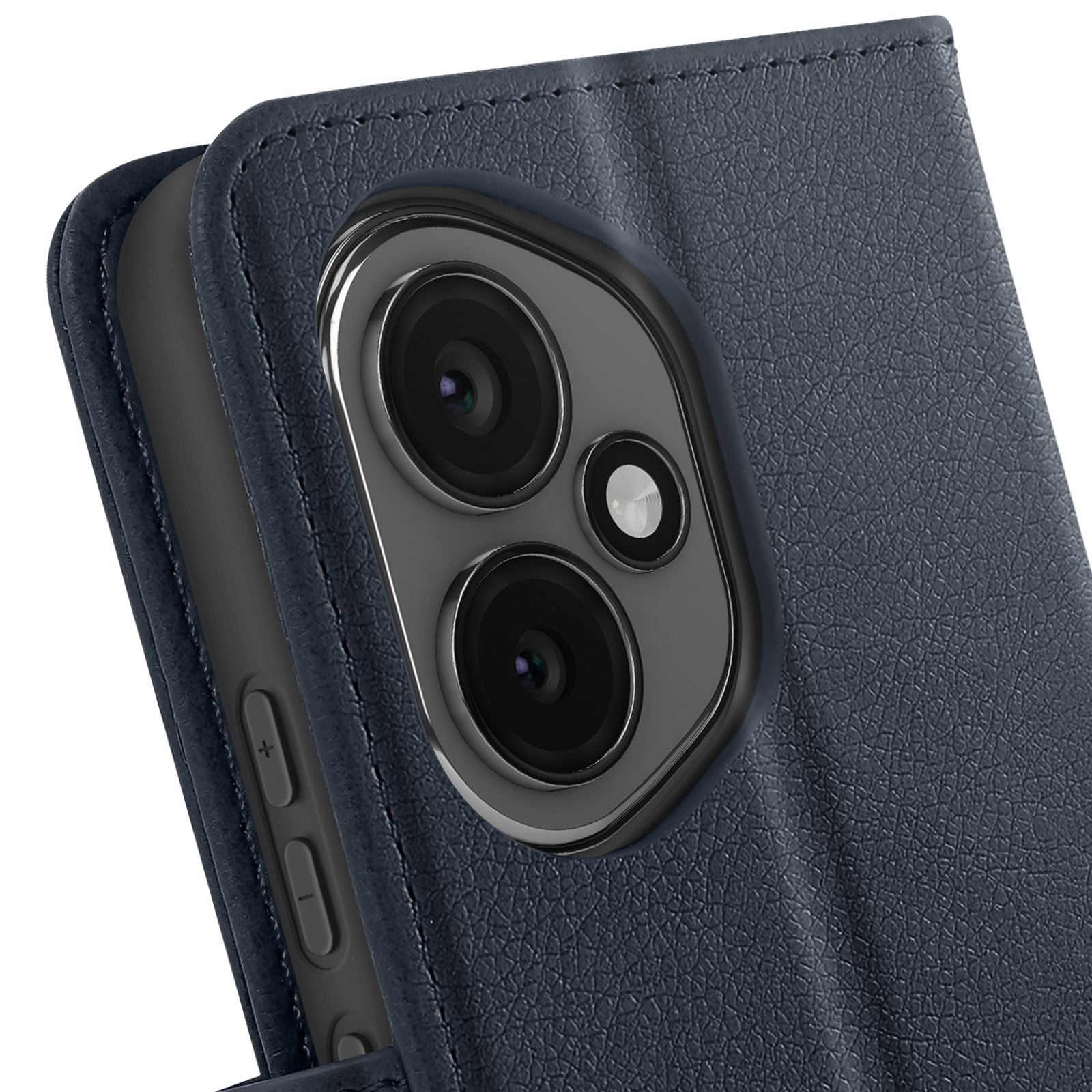 Primo piano di un telefono in una custodia di pelle blu. Obiettivi della fotocamera visibili. Pulsanti laterali.