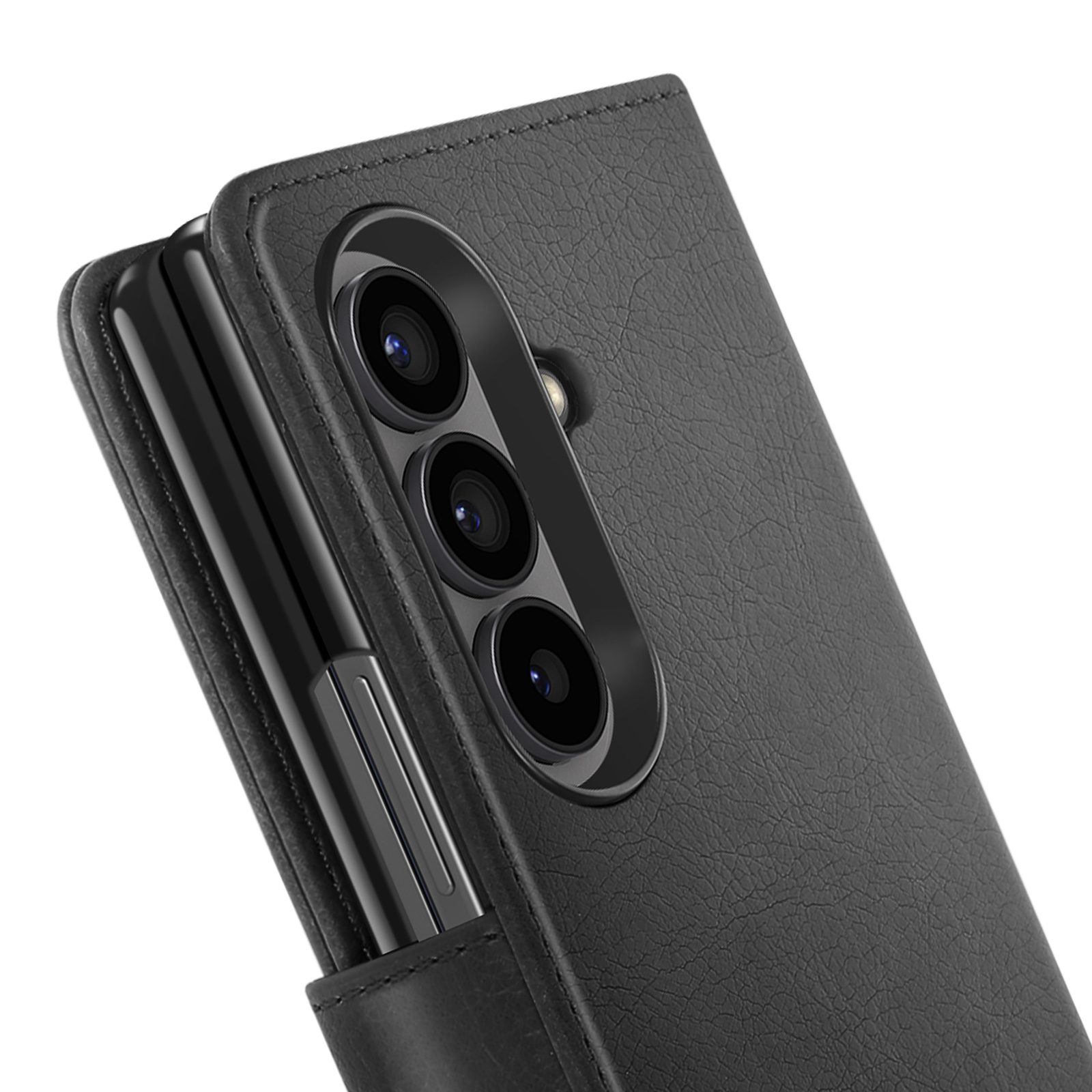 Primo piano di una custodia nera per telefono con fotocamera a tripla lente e portapenne. La custodia è in pelle strutturata.