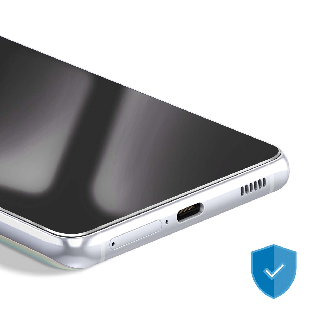 Vista ravvicinata di uno smartphone con protezione schermo. Il telefono è argento e visibile un'icona blu a scudo con un segno di spunta.