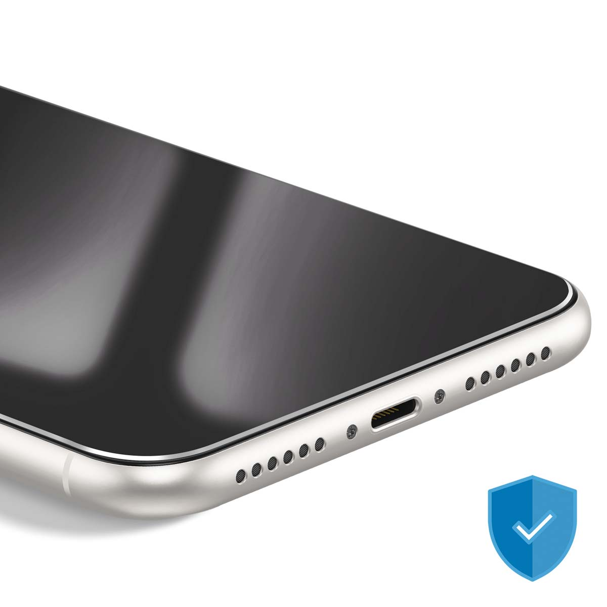 Close-up van een smartphone met een schermbeschermer. Zilveren frame, zwart scherm, oplaadpoort en een blauw schildpictogram met een vinkje.