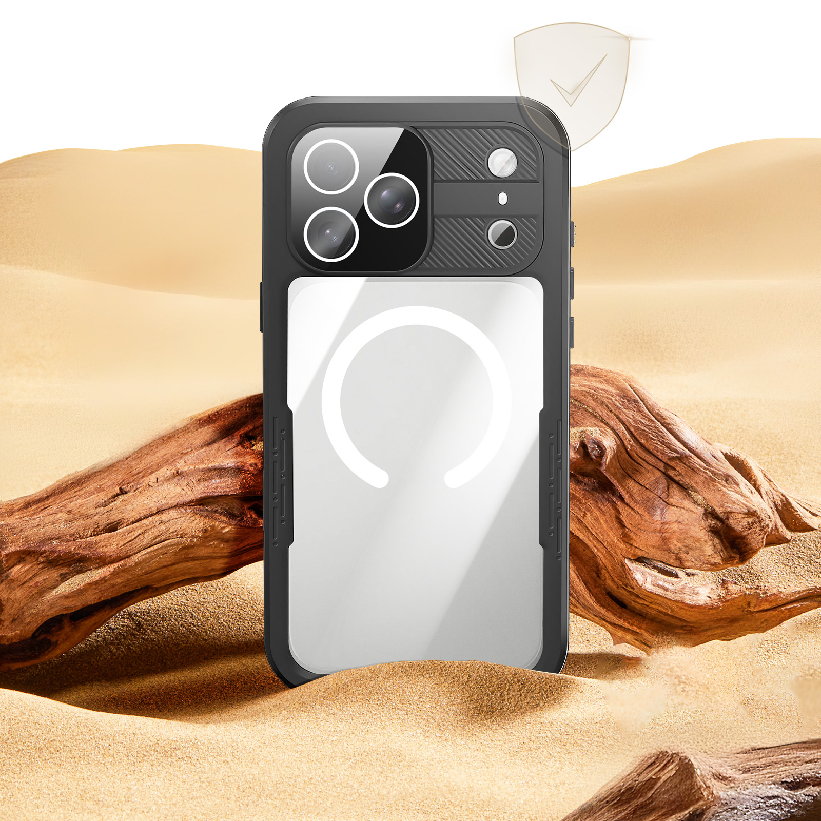 Zwarte telefoonhoes met cameralenzen, op zand met hout. Achtergrond is een woestijnscène met een schildpictogram.