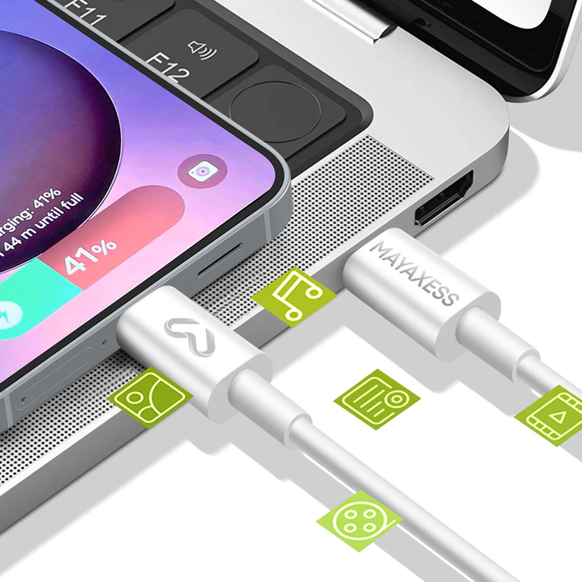 Un telefono in carica con un cavo bianco, collegato a un laptop. Lo schermo del telefono mostra il 41% di batteria. Sono presenti diverse icone verdi.