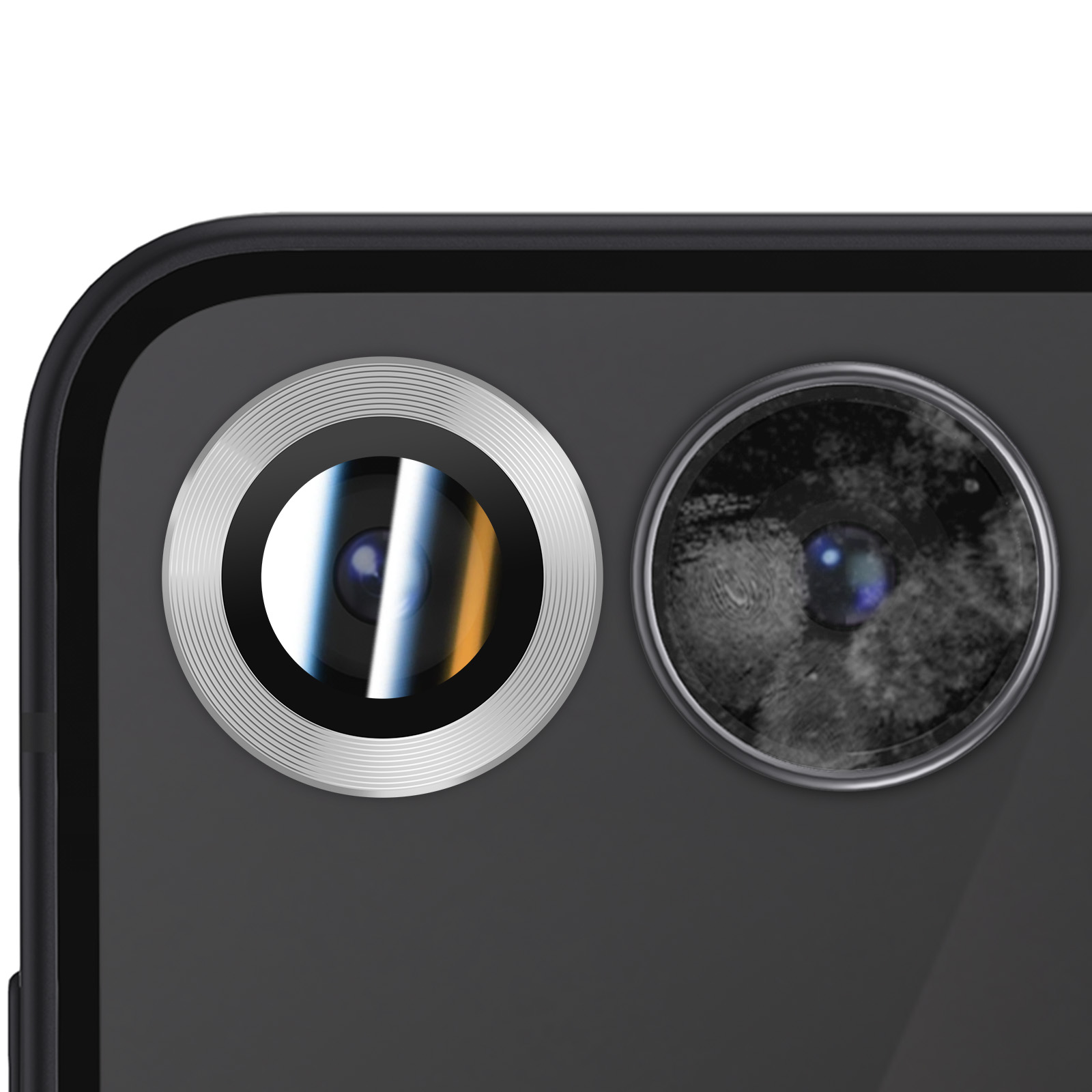Primo piano del sistema di fotocamere di uno smartphone. Sono visibili due obiettivi, uno con riflessi, l'altro con impronte digitali.