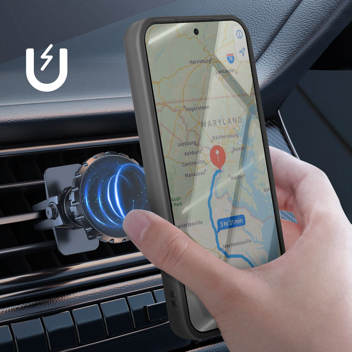 Un téléphone affichant une carte est tenu dans une voiture, monté sur un support magnétique. Le téléphone affiche un itinéraire. Une main tient le téléphone.