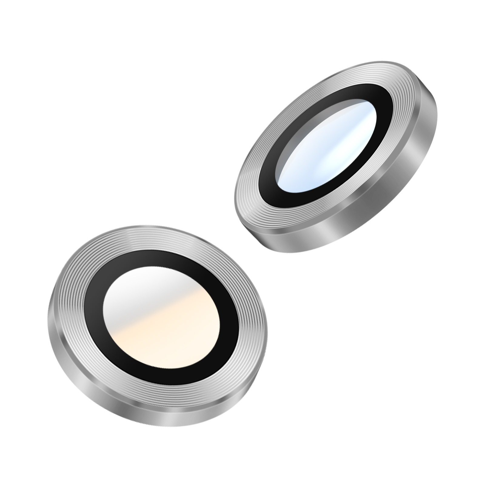 Due copriobiettivo metallici su sfondo bianco. Ognuno ha un anello nero e un centro riflettente.