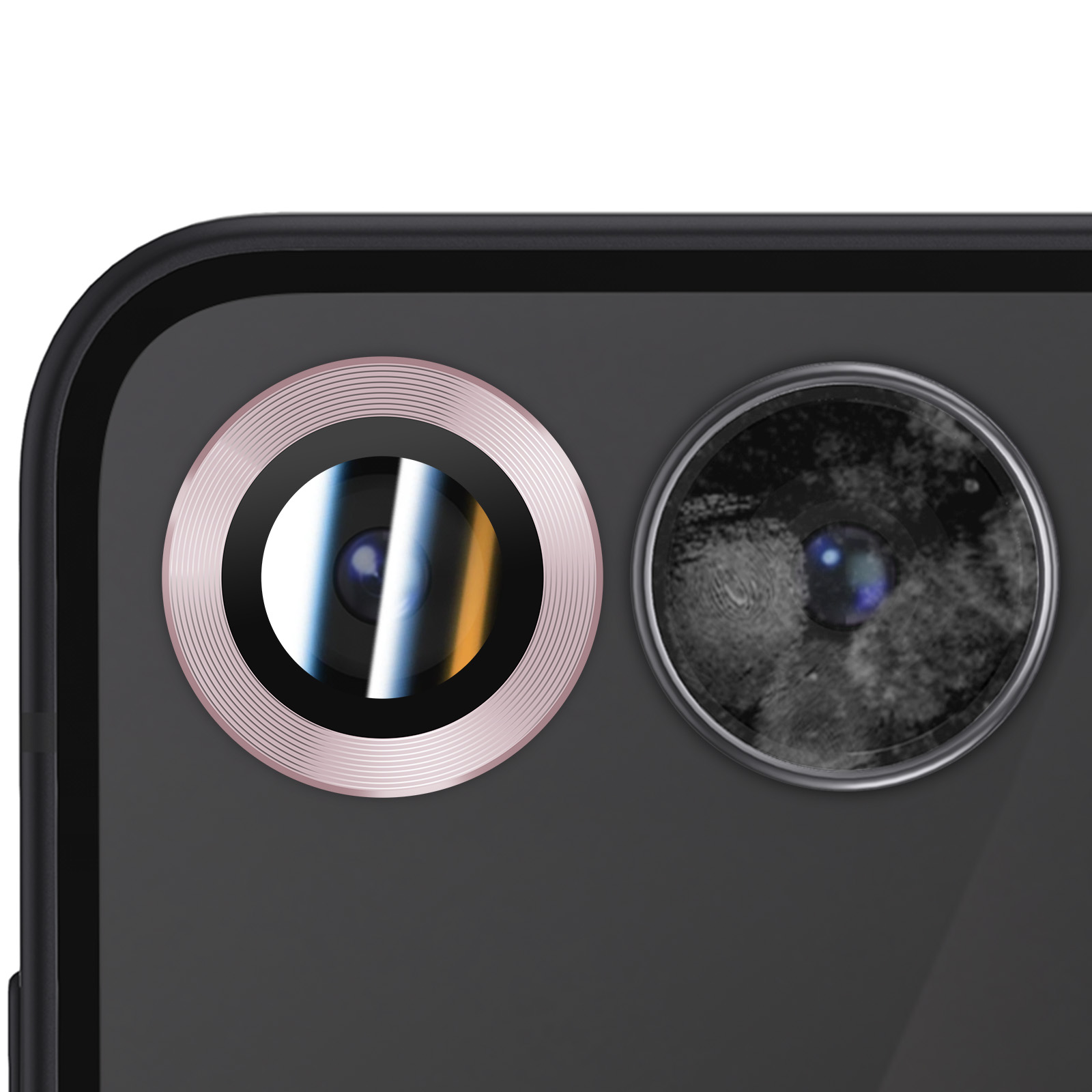 Primo piano del modulo fotocamera di un telefono. Sono visibili due obiettivi. Uno con un anello rosa. L'altro è nero con impronte digitali.