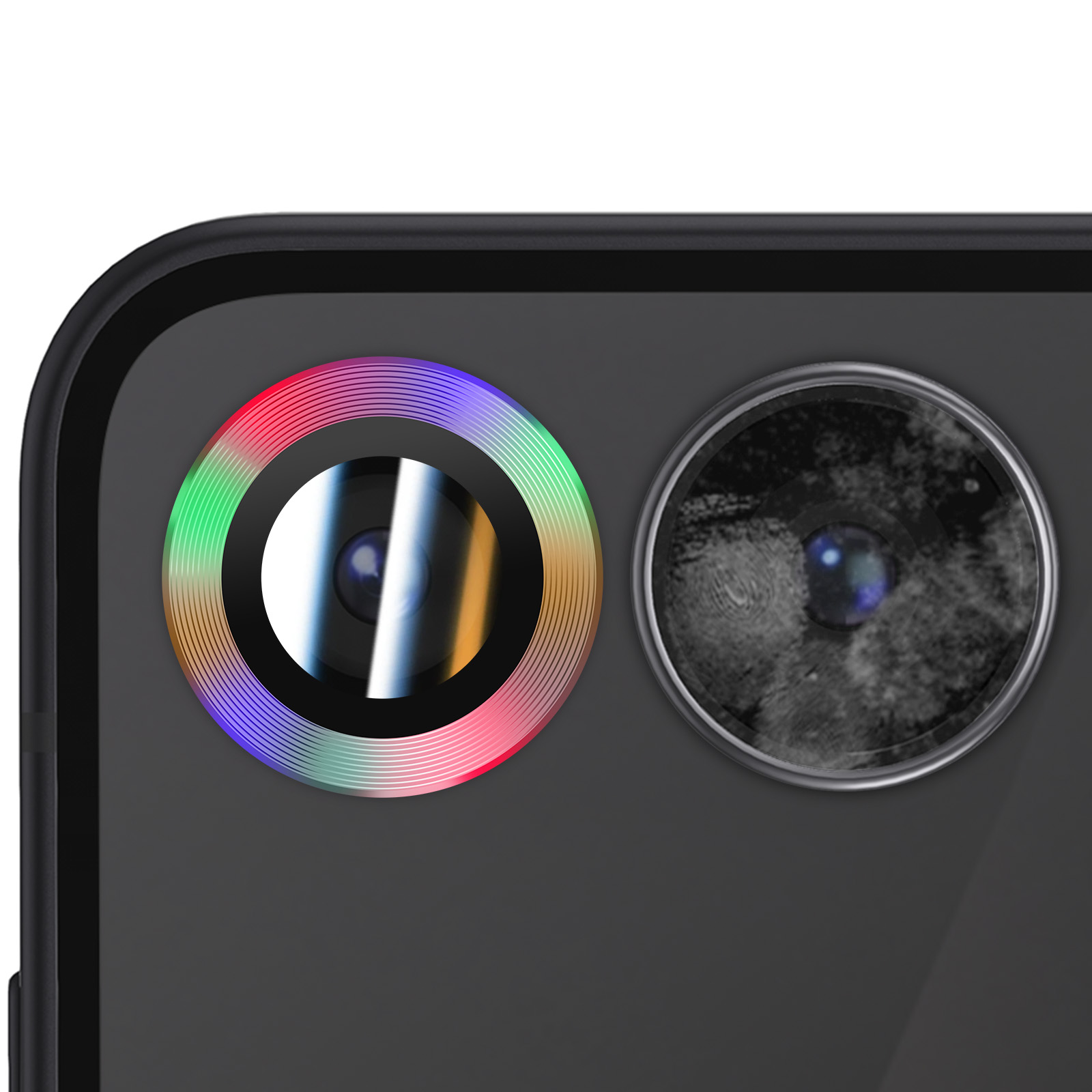 Primo piano del retro di un telefono con due obiettivi. Uno ha una luce arcobaleno, l'altro mostra un'impronta digitale.