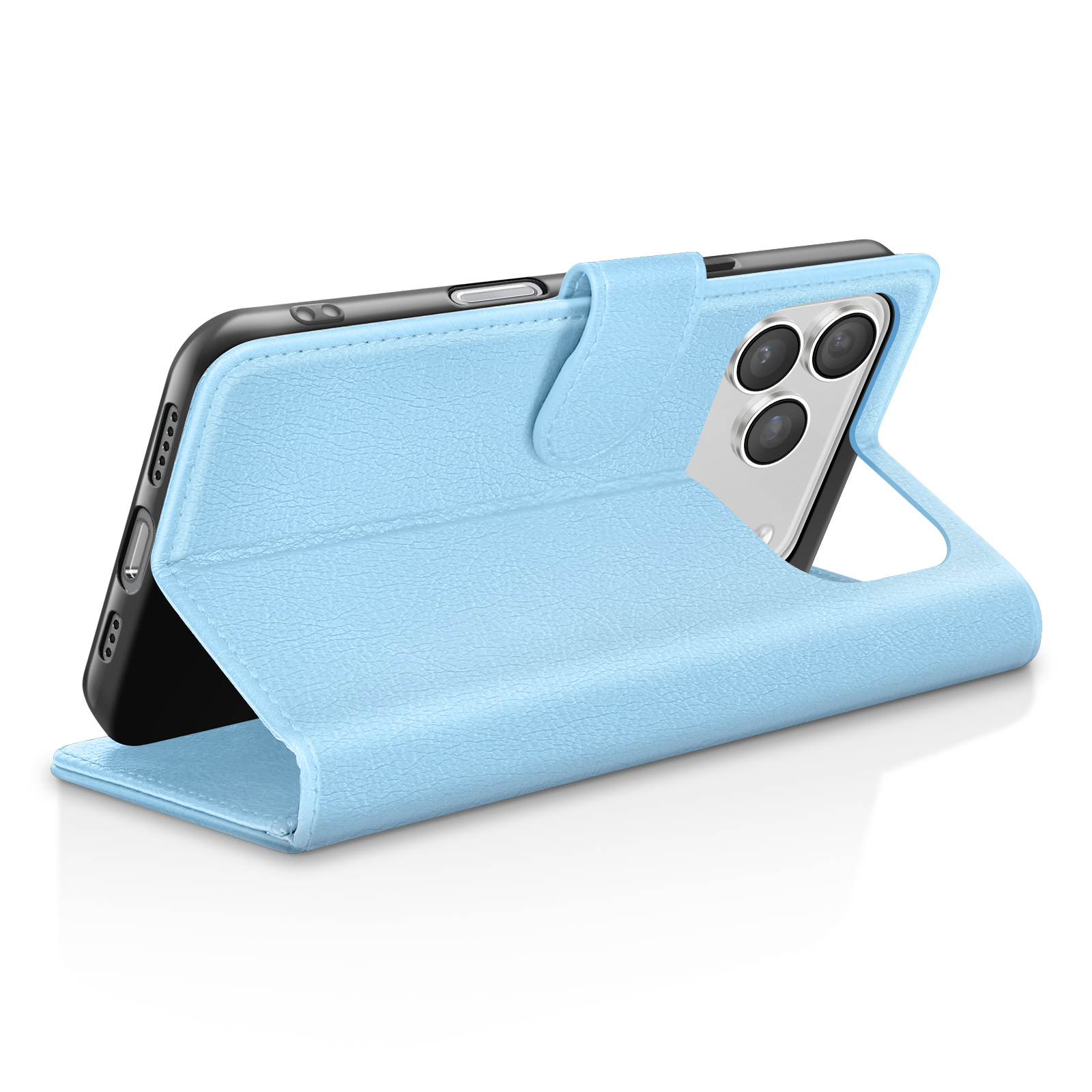 Een lichtblauwe telefoonhoes, opengevouwen, met een zwarte telefoon. De hoes is leerachtig en de telefoon heeft meerdere camera's.