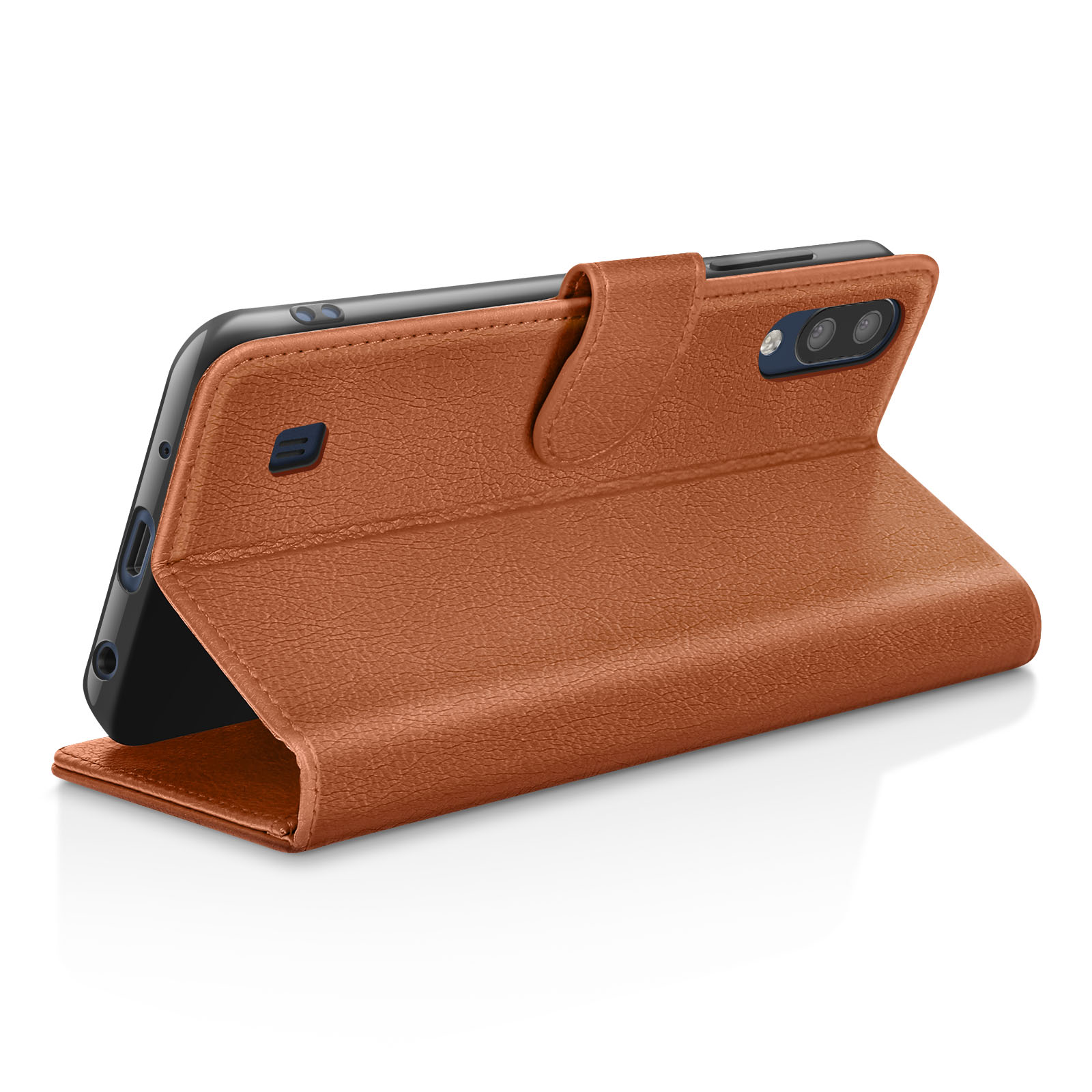 Un étui de téléphone en cuir marron est ouvert, révélant un smartphone noir. L'étui est sur une surface blanche.