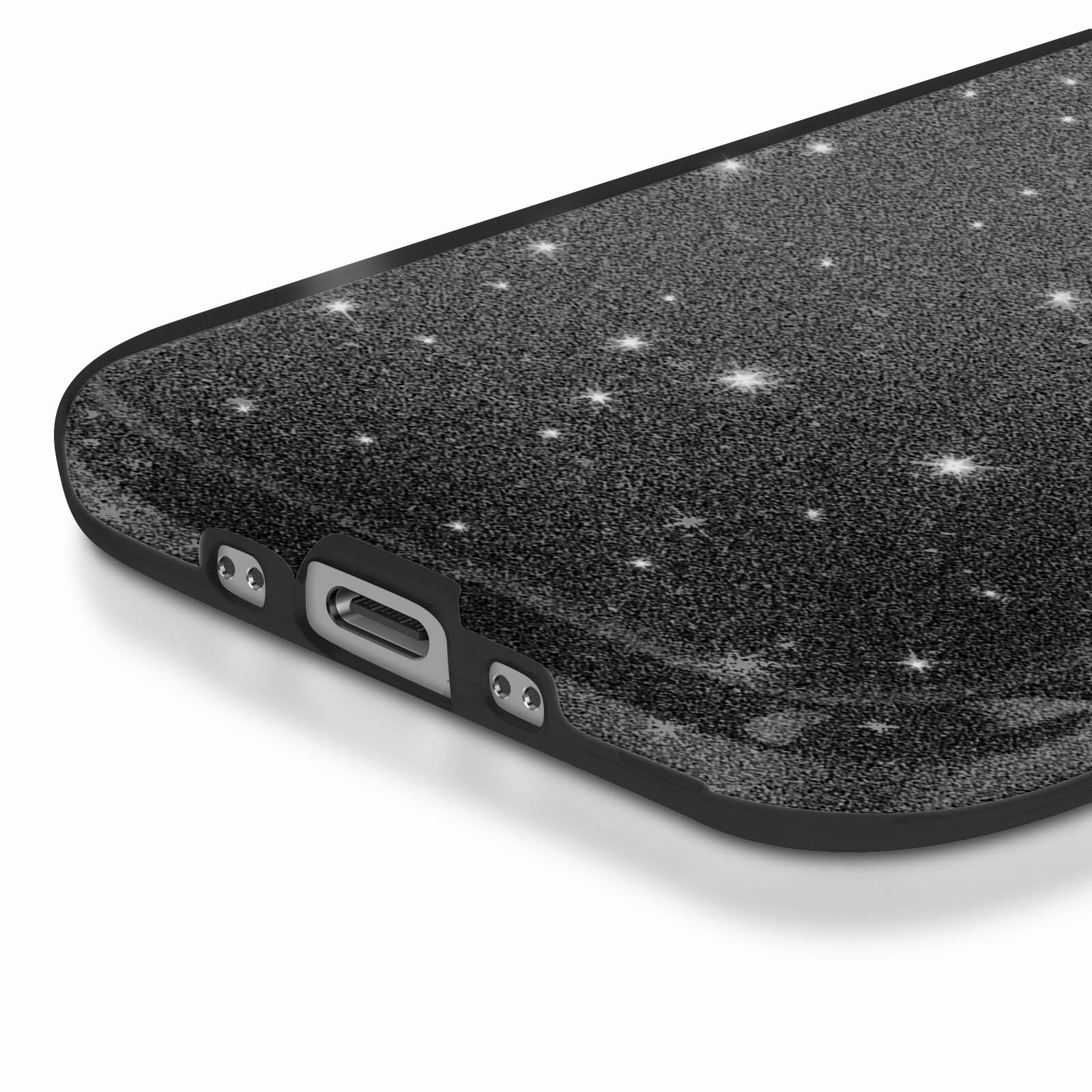 Gros plan sur une coque de téléphone avec un motif d'étoiles scintillantes noires. Le téléphone a un bord noir et un port de charge.