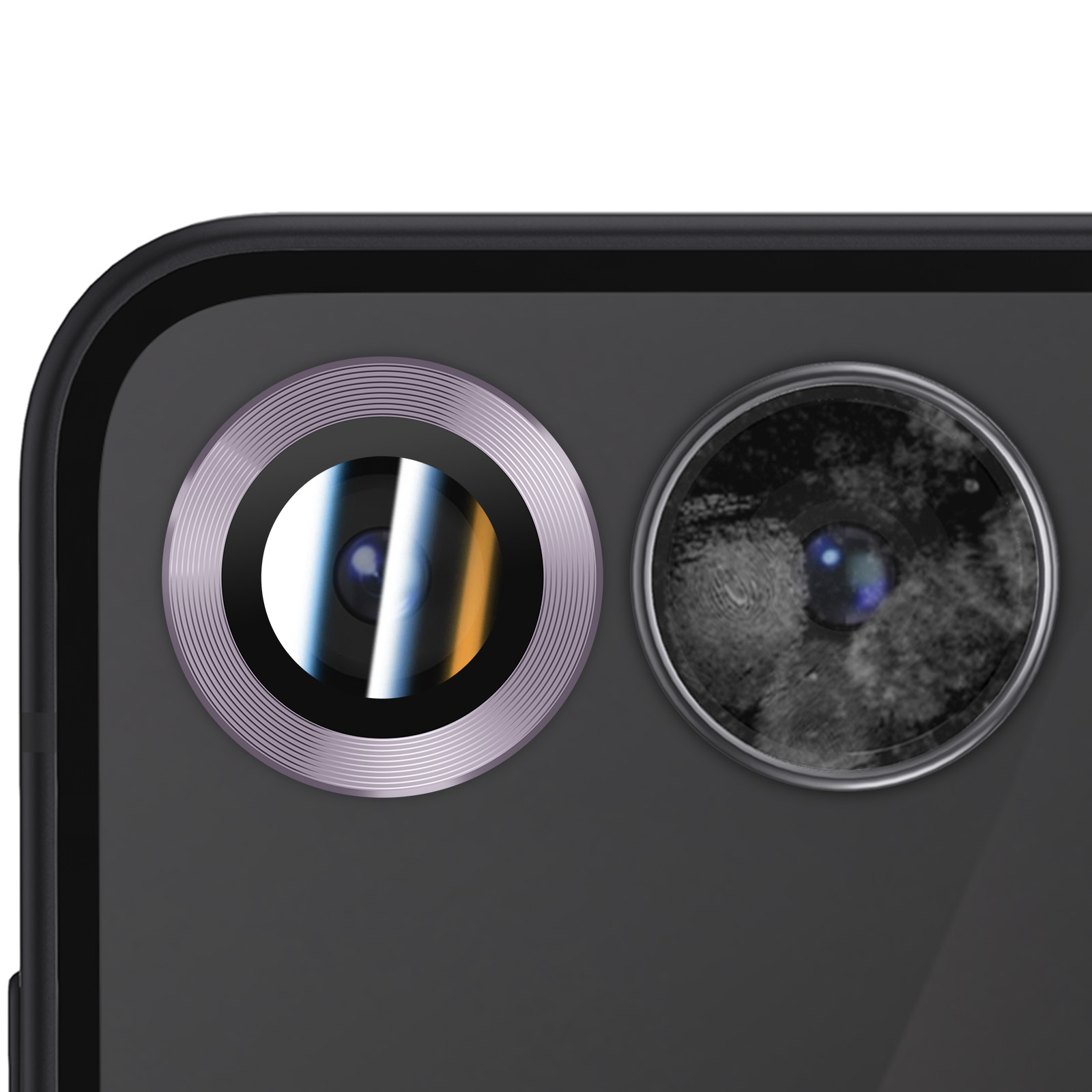 Primo piano della fotocamera di un telefono. Sono visibili due obiettivi circolari. Quello a sinistra ha una cornice metallica.