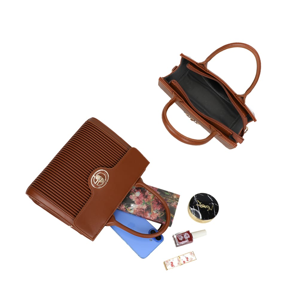 Dos bolsos marrones, uno abierto mostrando contenido. Un teléfono, maquillaje y otros artículos están dispersos. Fondo blanco.