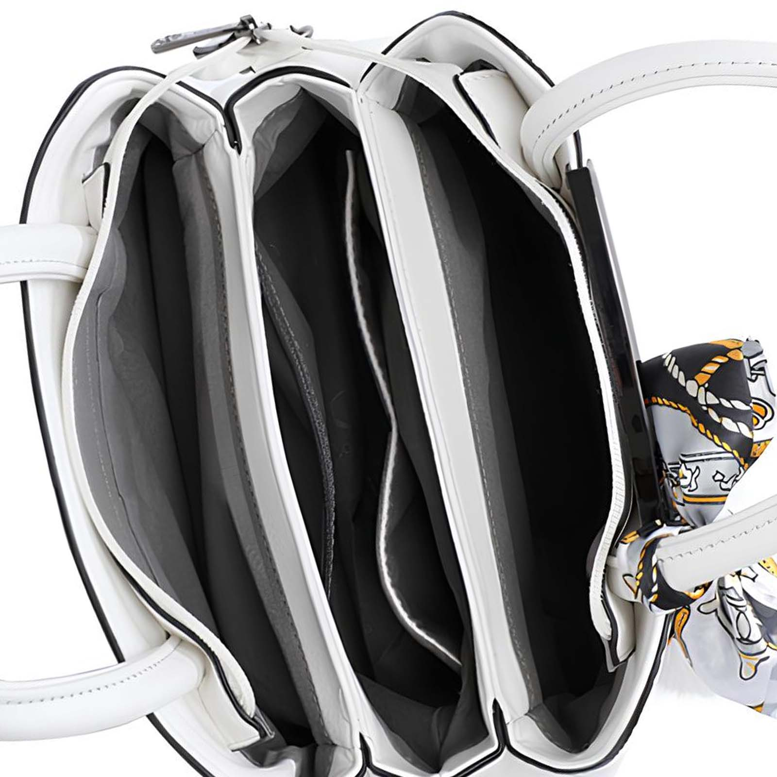 Bolso blanco con múltiples compartimentos, forro negro y bufanda estampada. El asa es blanca.