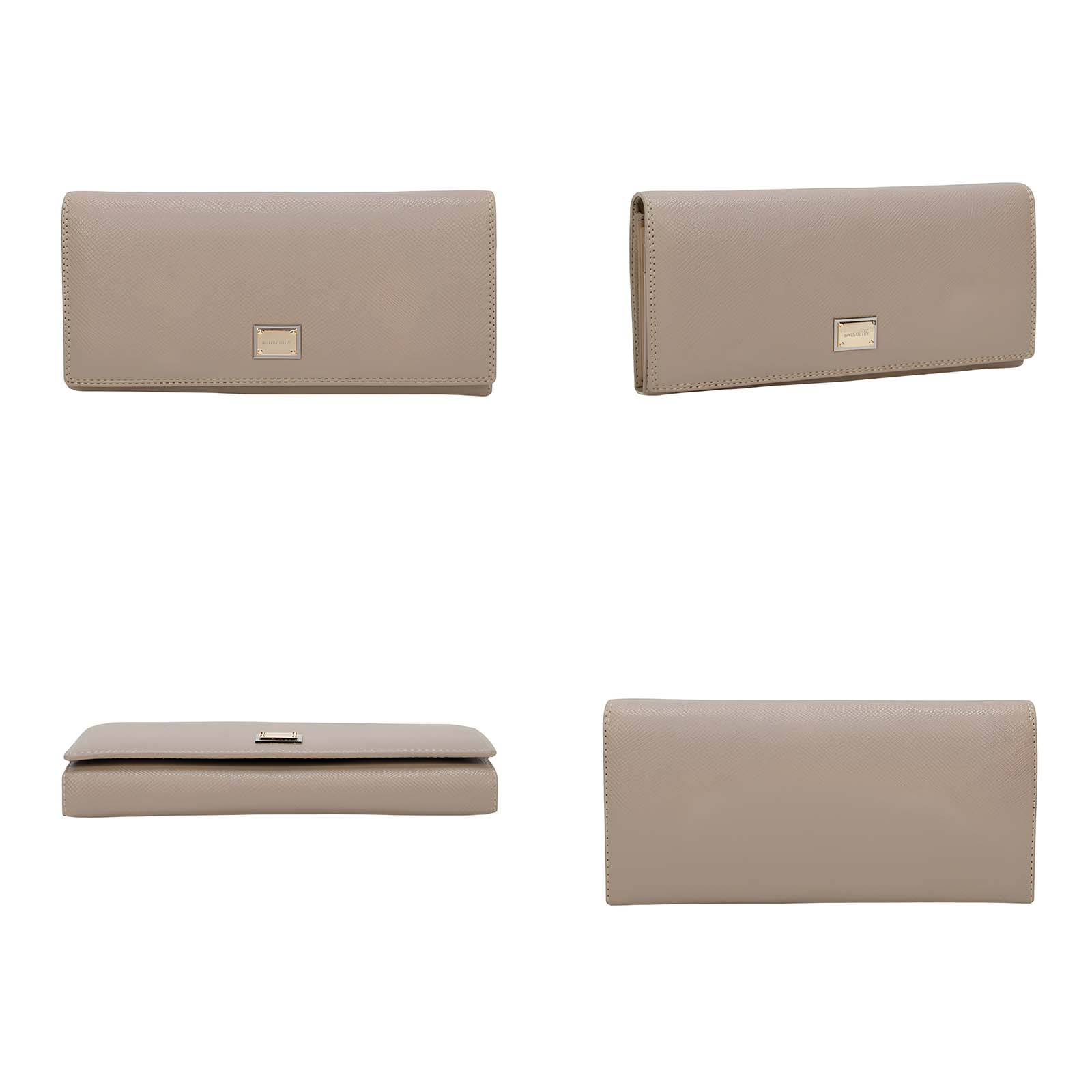 Quattro viste di un portafoglio beige. Il portafoglio è rettangolare con una piccola placca di metallo. Lo sfondo è bianco.