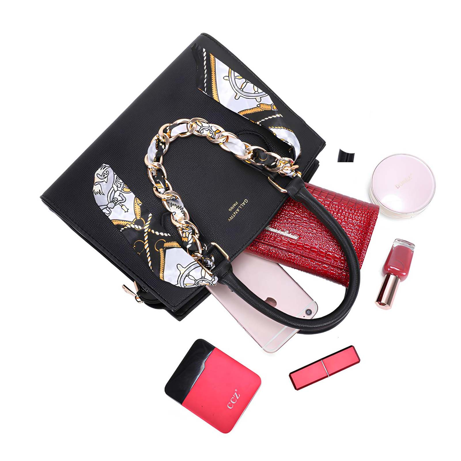 Bolso negro con cadena dorada, bufanda, cartera roja, teléfono, lápiz labial, polvera, esmalte de uñas y estuche rojo sobre blanco.