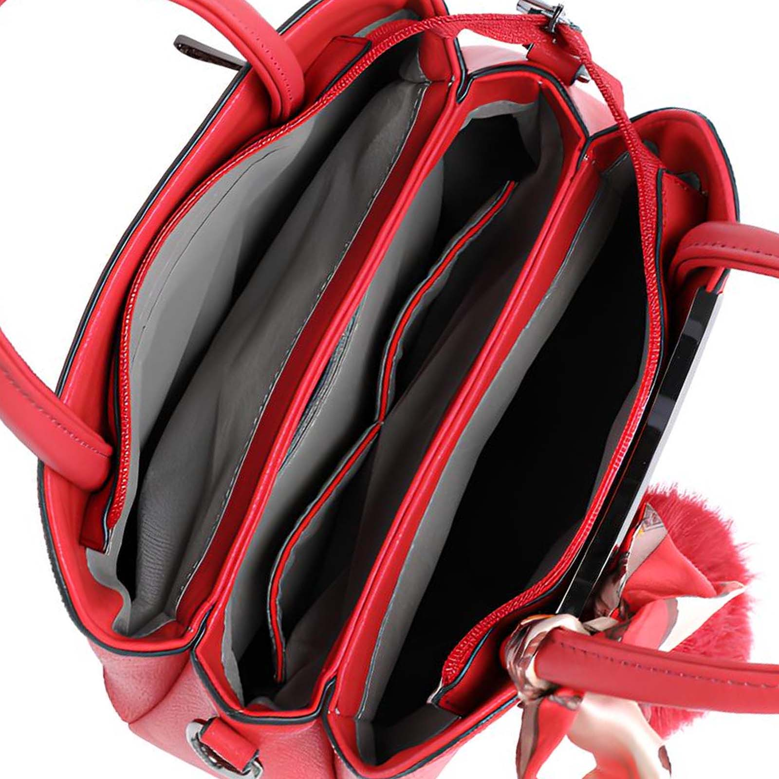 Bolso rojo abierto con múltiples compartimentos. Detalles de cremallera. Interior gris. Asa y adorno de piel.