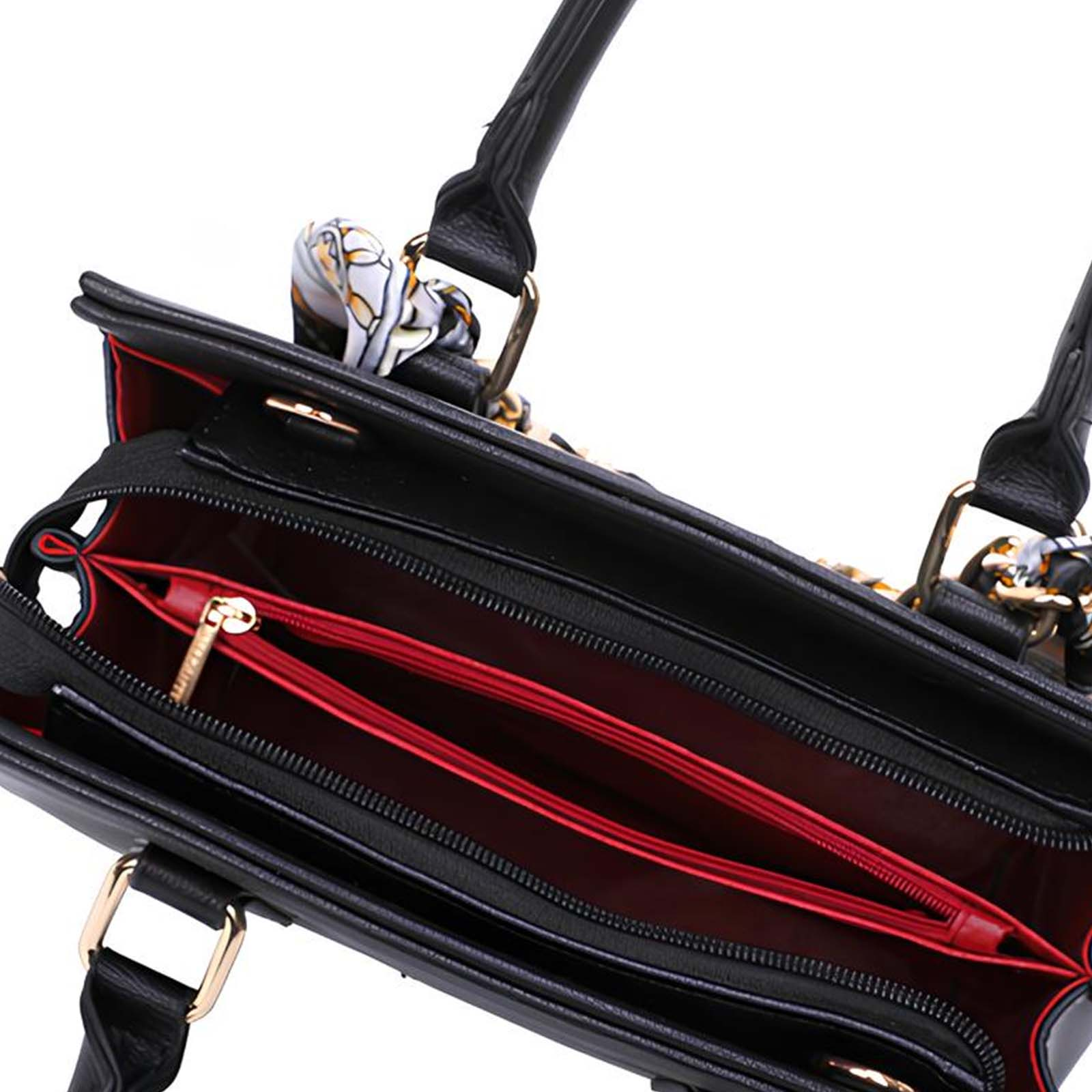 Bolso negro abierto con interior rojo. Tiene una bufanda y detalles dorados. El bolso está sobre un fondo blanco.