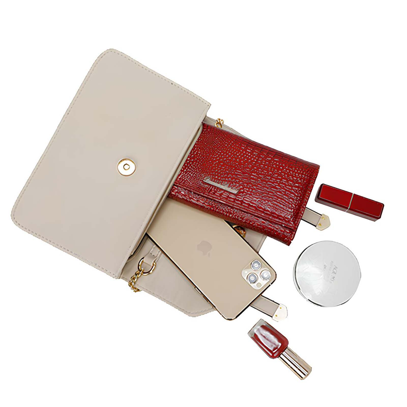 Un bolso beige abierto con cartera roja, teléfono, lápiz labial, espejo y esmalte de uñas sobre fondo blanco.