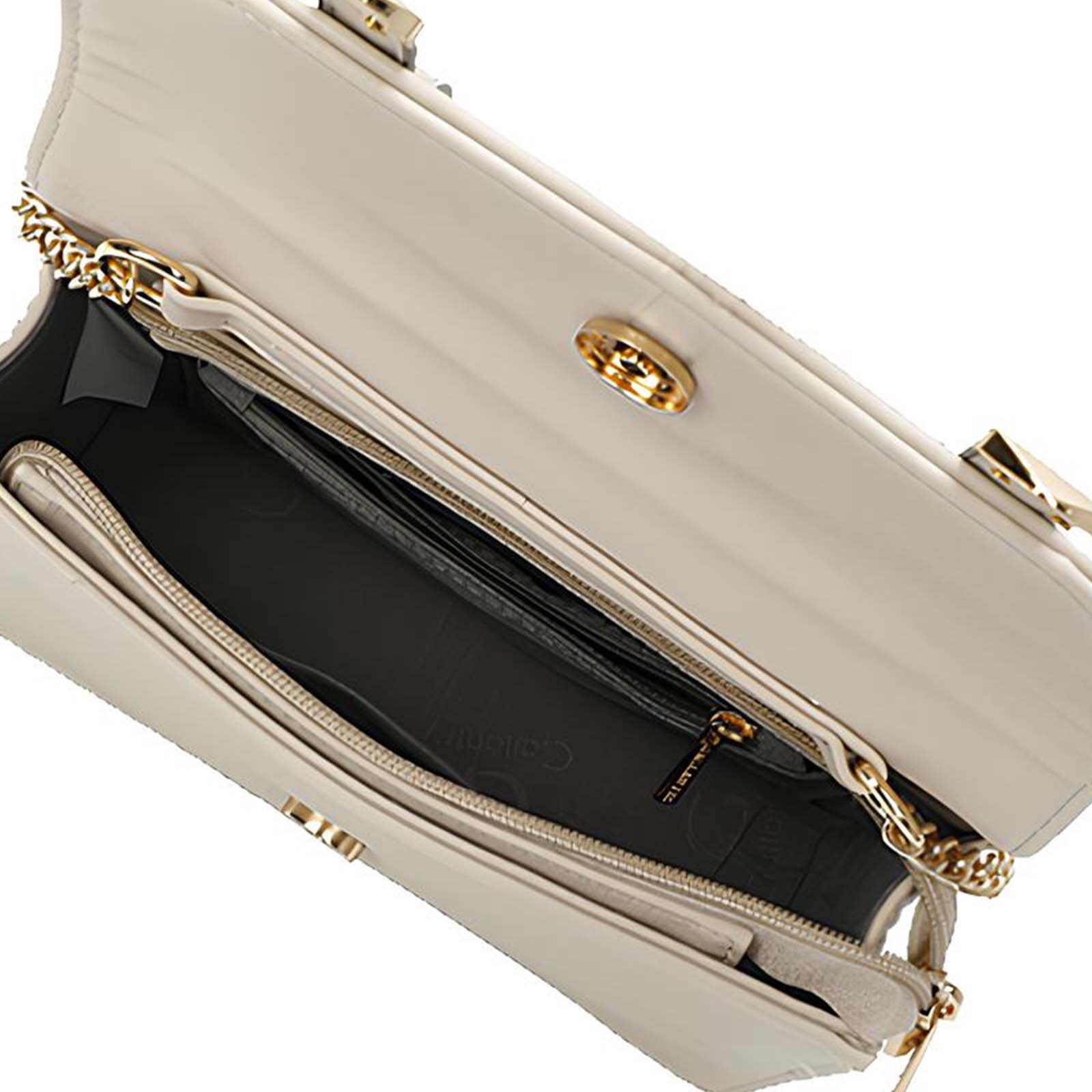 Bolso de mano crema abierto con cadena dorada, cierre y cremallera. Interior oscuro con cartera y nombre de marca.