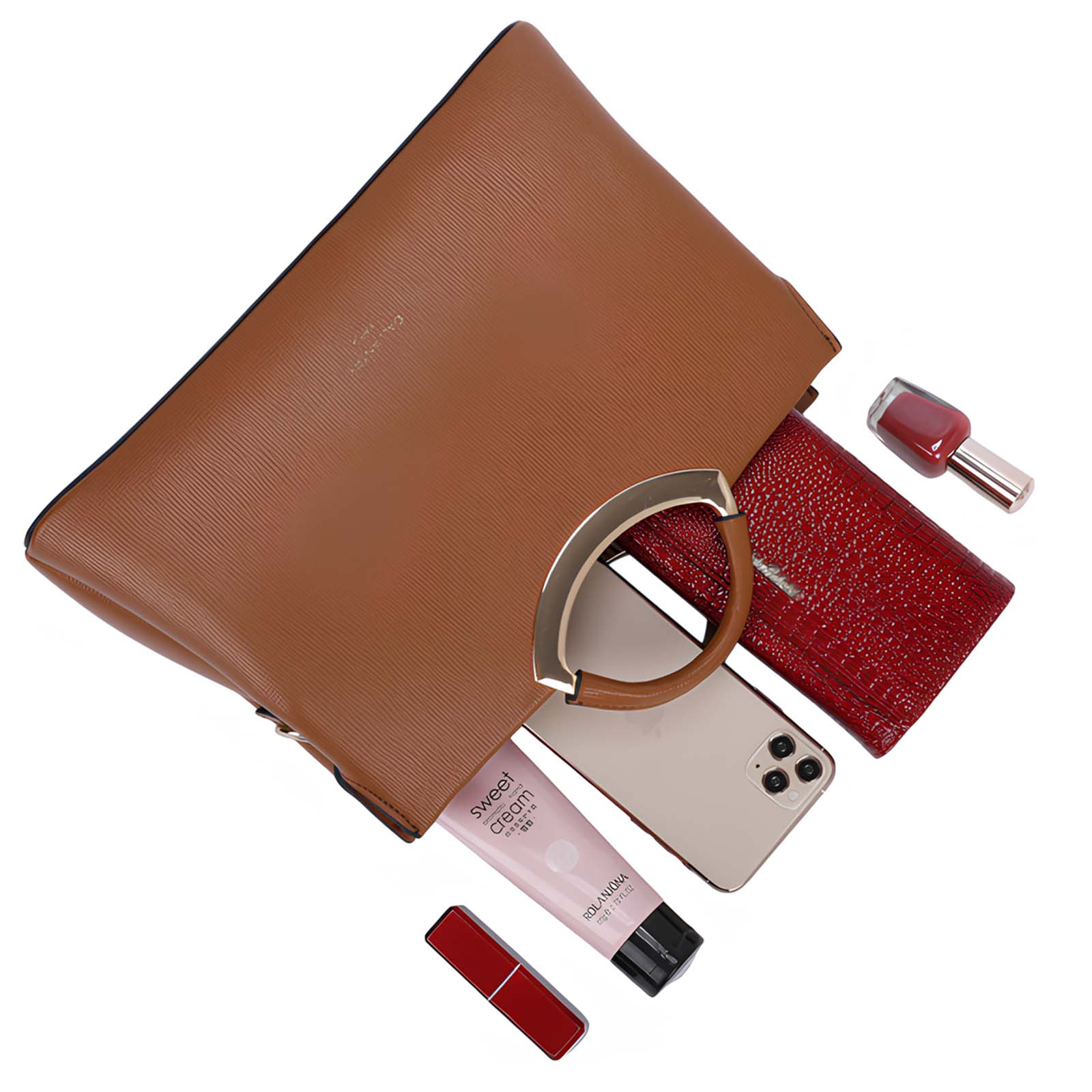 Un bolso marrón con asa dorada, cartera roja, teléfono, crema rosa, lápiz labial rojo y esmalte de uñas sobre superficie blanca.