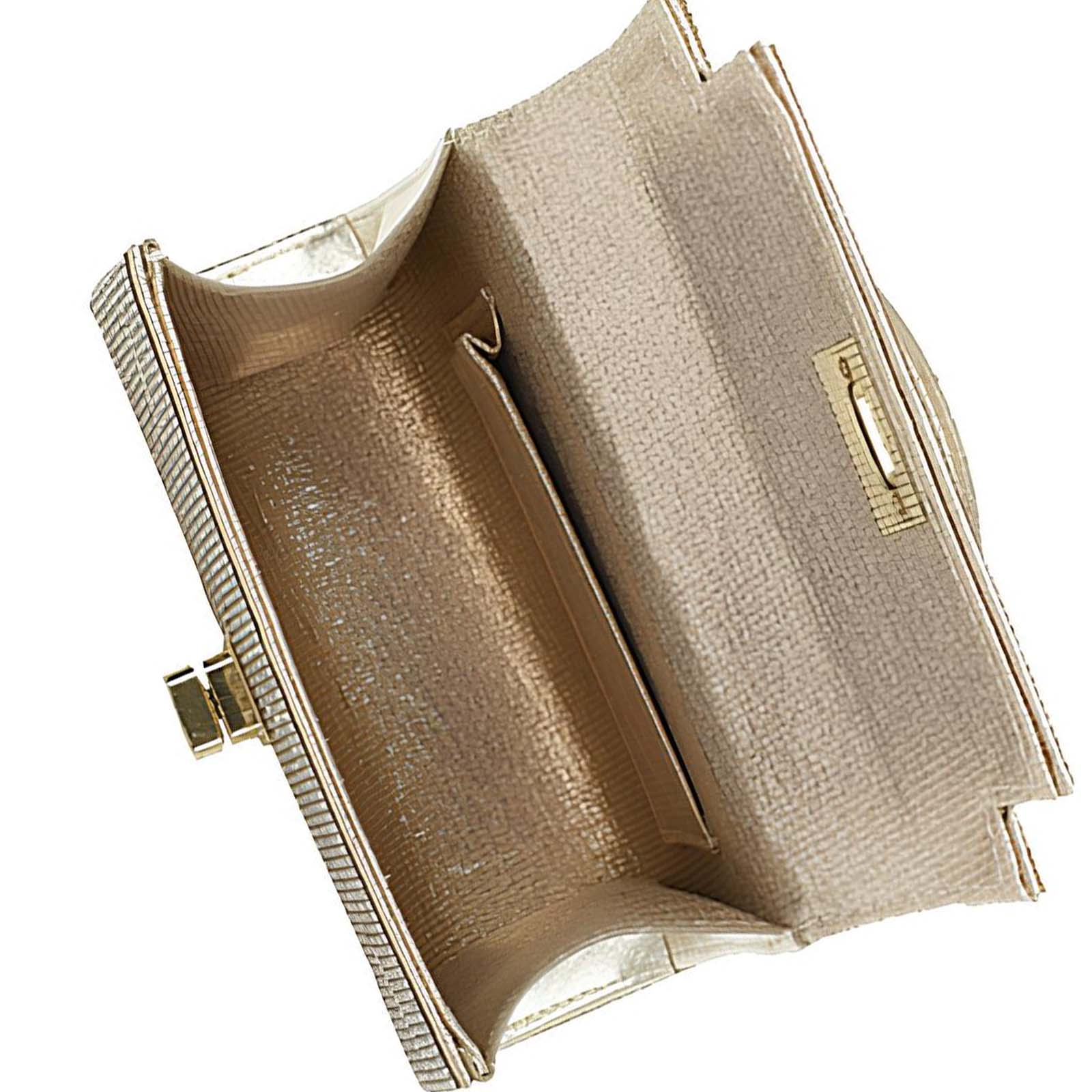 Un bolso de mano dorado está abierto. El interior es visible, con un pequeño bolsillo. El cierre está cerrado.
