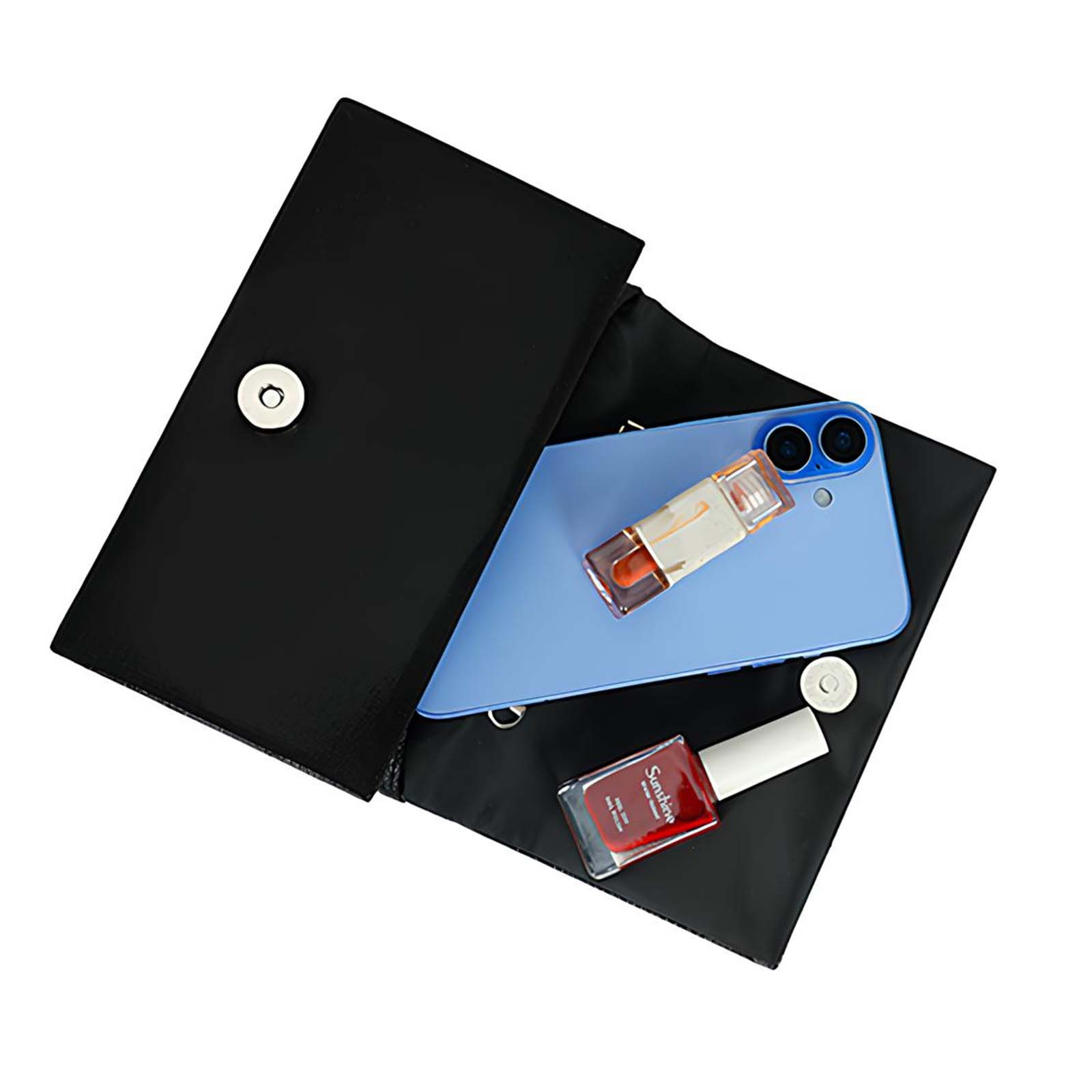 Bolso negro abierto, que revela un teléfono azul, lápiz labial y esmalte de uñas rojo. El bolso está sobre una superficie blanca.