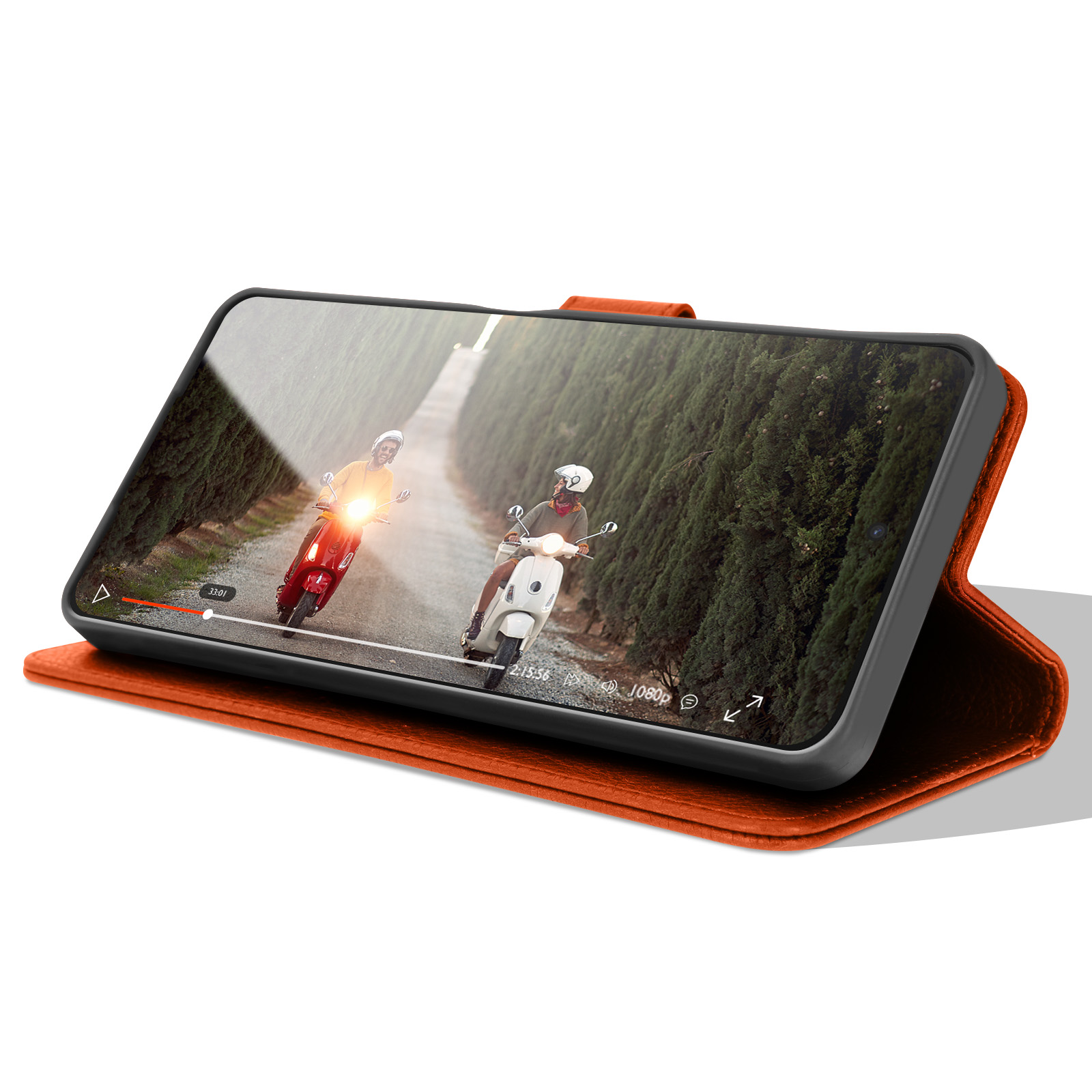 Smartphone affichant une vidéo de deux scooters sur une route bordée d'arbres, dans un étui orange.