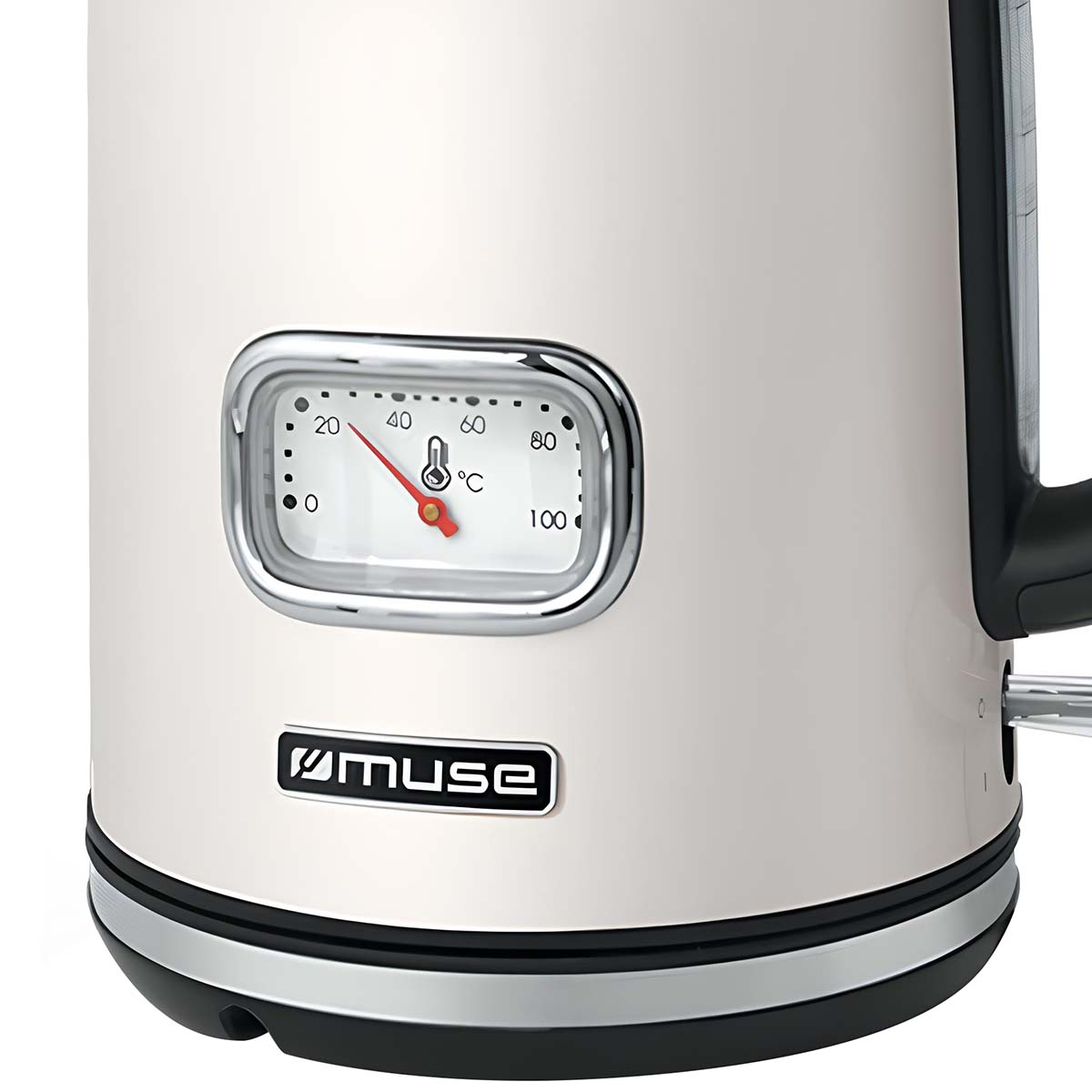 Kremowy czajnik elektryczny z termometrem wskazującym 45 stopni Celsjusza. Poniżej logo 'muse'.