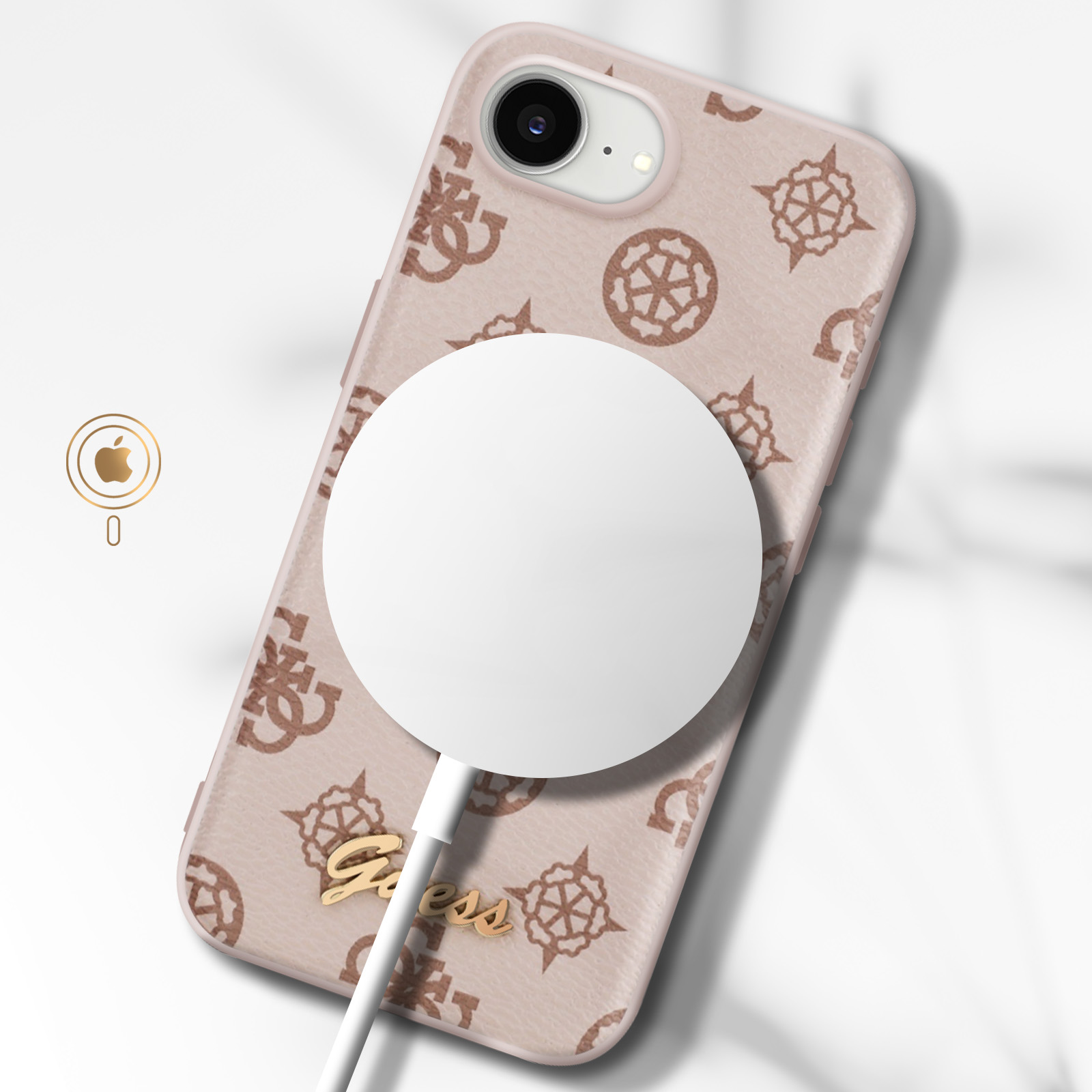 Een telefoonhoesje met Guess-logo en een witte oplaadpuck. De achtergrond is wit met schaduwen.