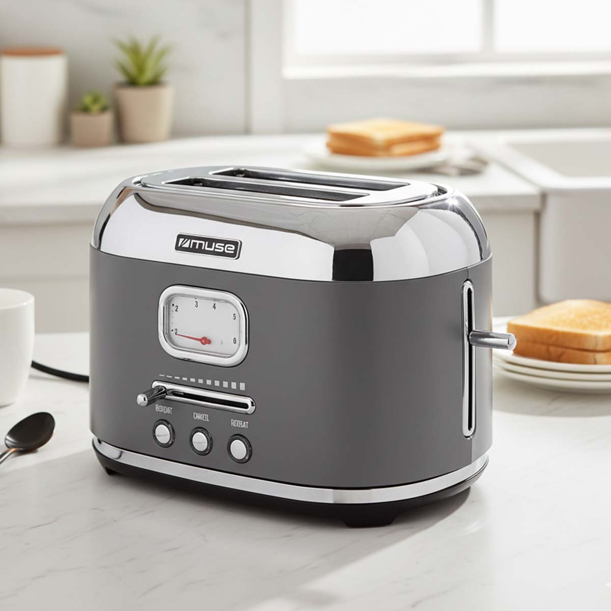 Un tostapane grigio con finiture cromate. Ha un timer e pulsanti per diverse funzioni. Toast e piante sullo sfondo.