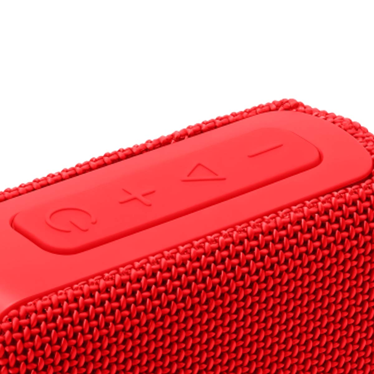 Primer plano de un altavoz rojo. Se ven botones de volumen, encendido/apagado y una tela texturizada. El fondo es blanco.