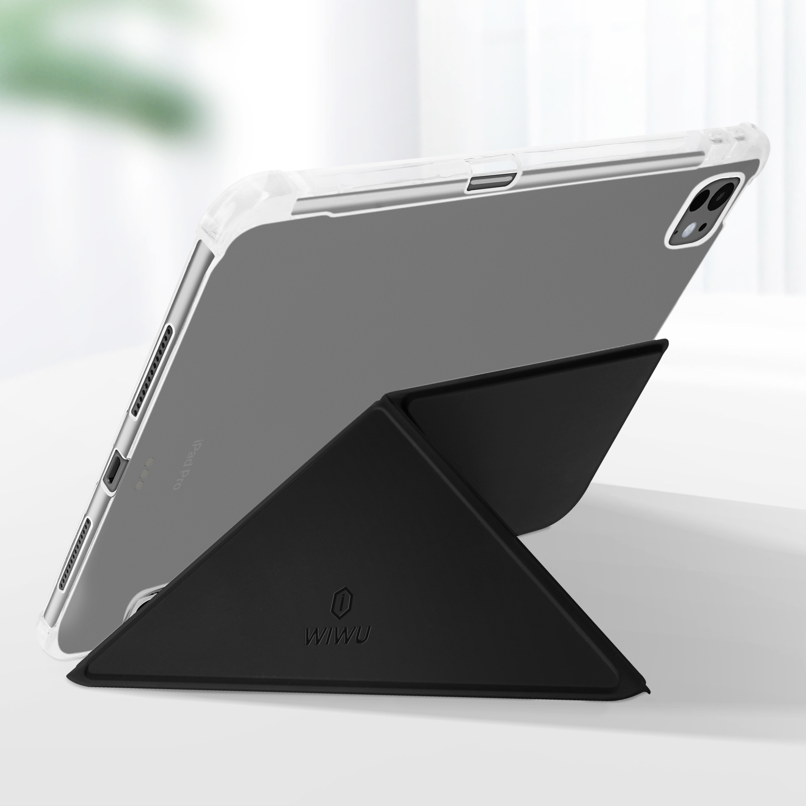 Un iPad Pro in una custodia trasparente è appoggiato su un supporto nero. Il supporto ha una forma triangolare. Lo sfondo è bianco.