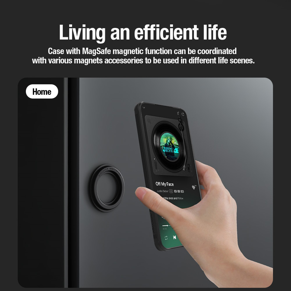 Hand hält Telefon mit Musik, das an einem Magnetring auf dunkler Oberfläche befestigt wird. Text: Effizientes Leben.
