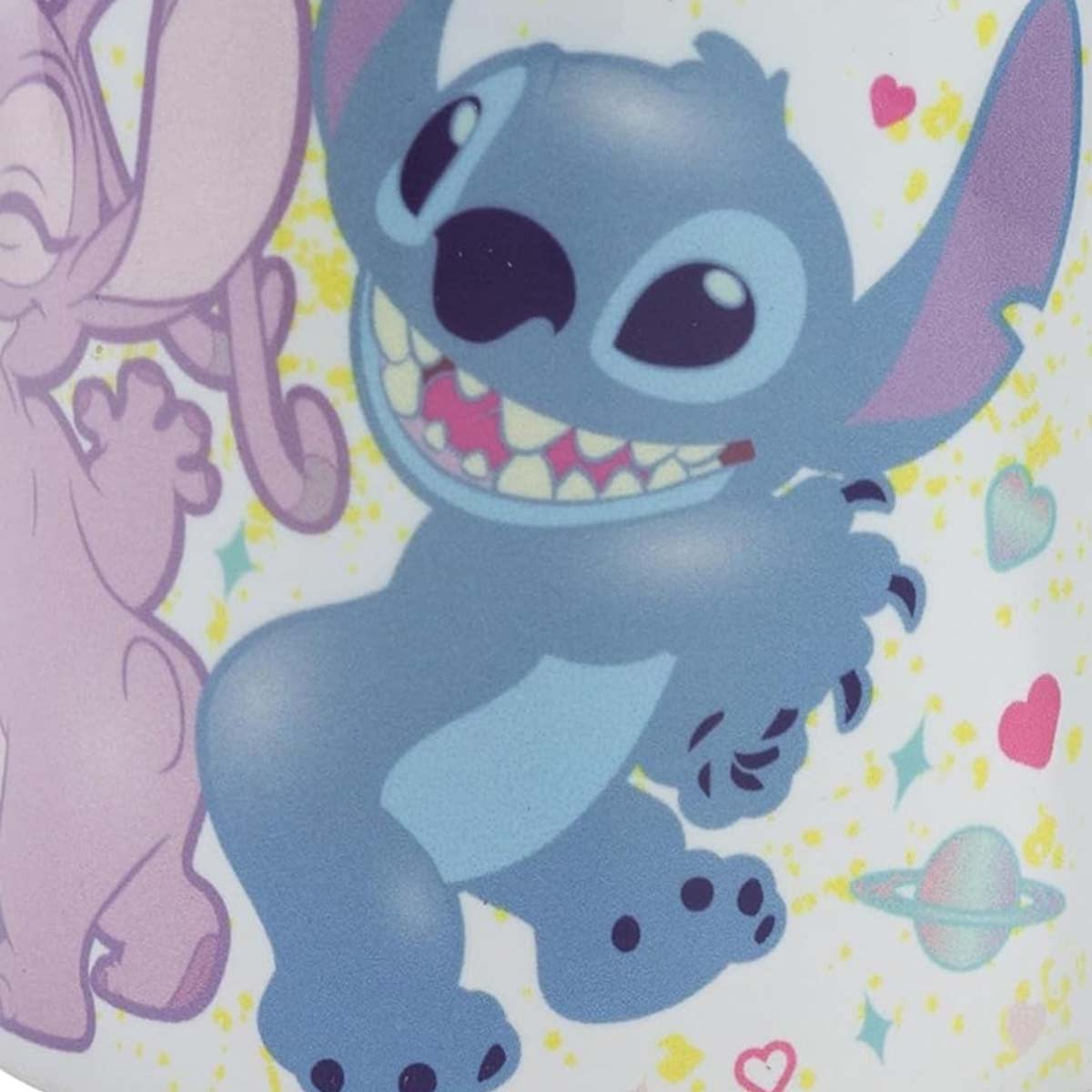 Stitch, un alien azul, sonríe ampliamente. Angel, rosa, está a la izquierda. Corazones y un planeta decoran el fondo.