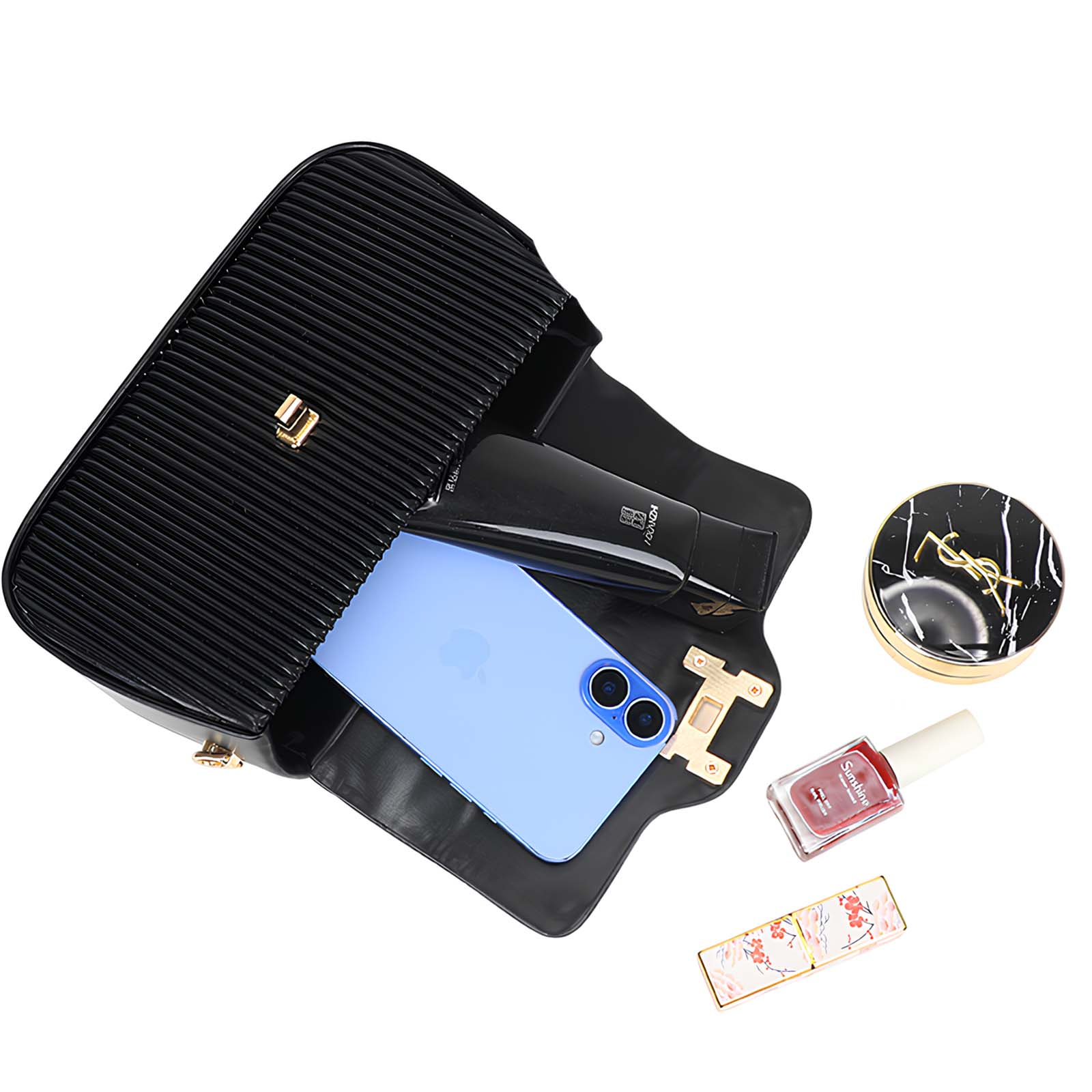 Bolso negro con solapa abierta. Dentro, un teléfono azul, maquillaje y esmalte de uñas son visibles.