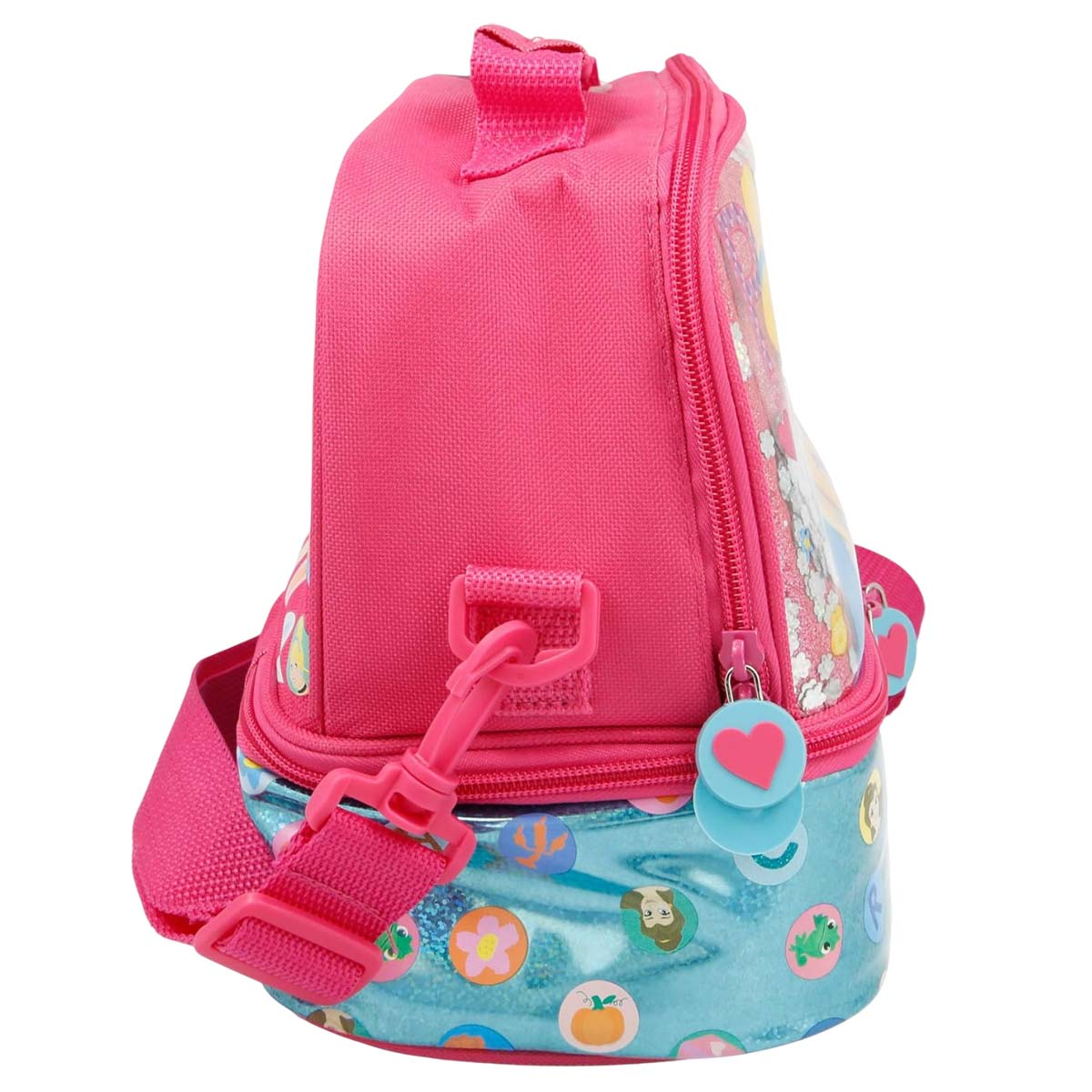 Una borsa per il pranzo rosa con tracolla. La sezione inferiore è blu con adesivi di personaggi. La cerniera ha un ciondolo a forma di cuore.