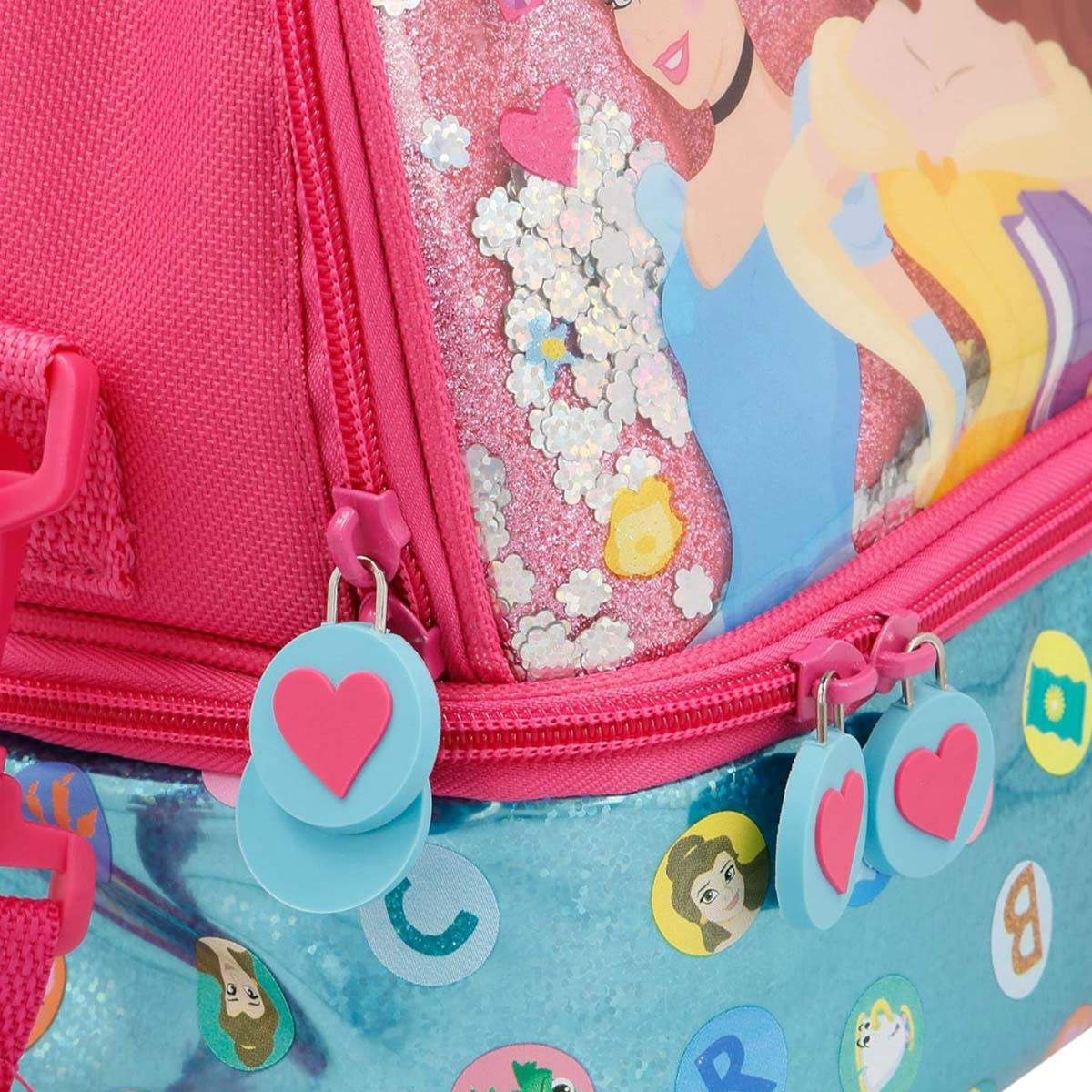 Borsa per il pranzo rosa con disegni di principesse. Presenta Cenerentola e Rapunzel. Cerniere blu e ciondoli a forma di cuore. Glitter e adesivi.