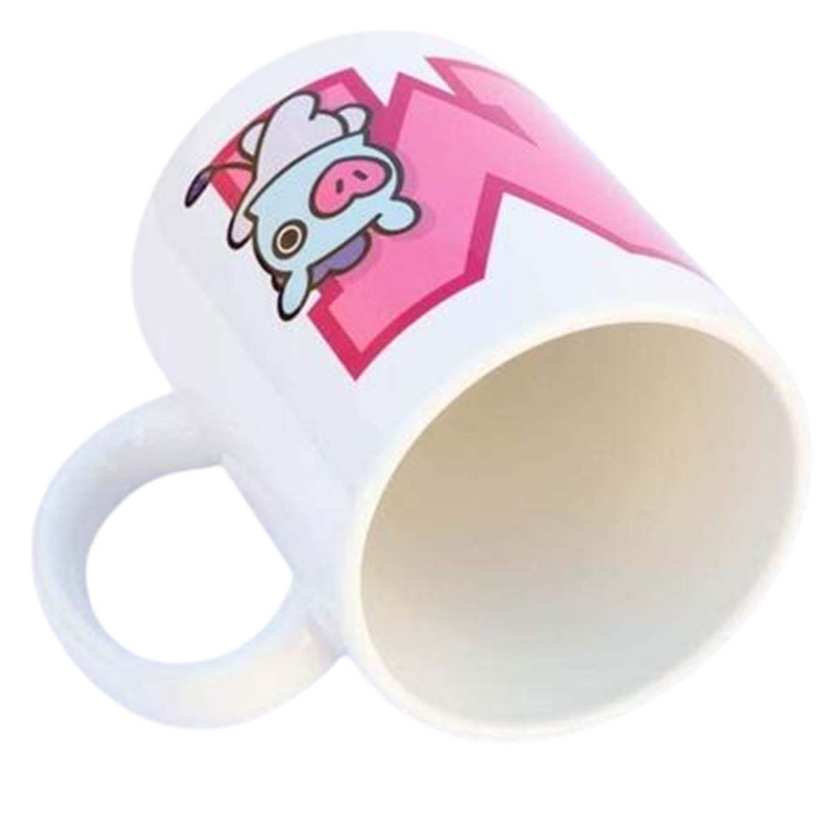 Weißer Becher mit einer Zeichentrickfigur und einem rosa Buchstaben. Der Becher hat einen Henkel und ist geneigt.