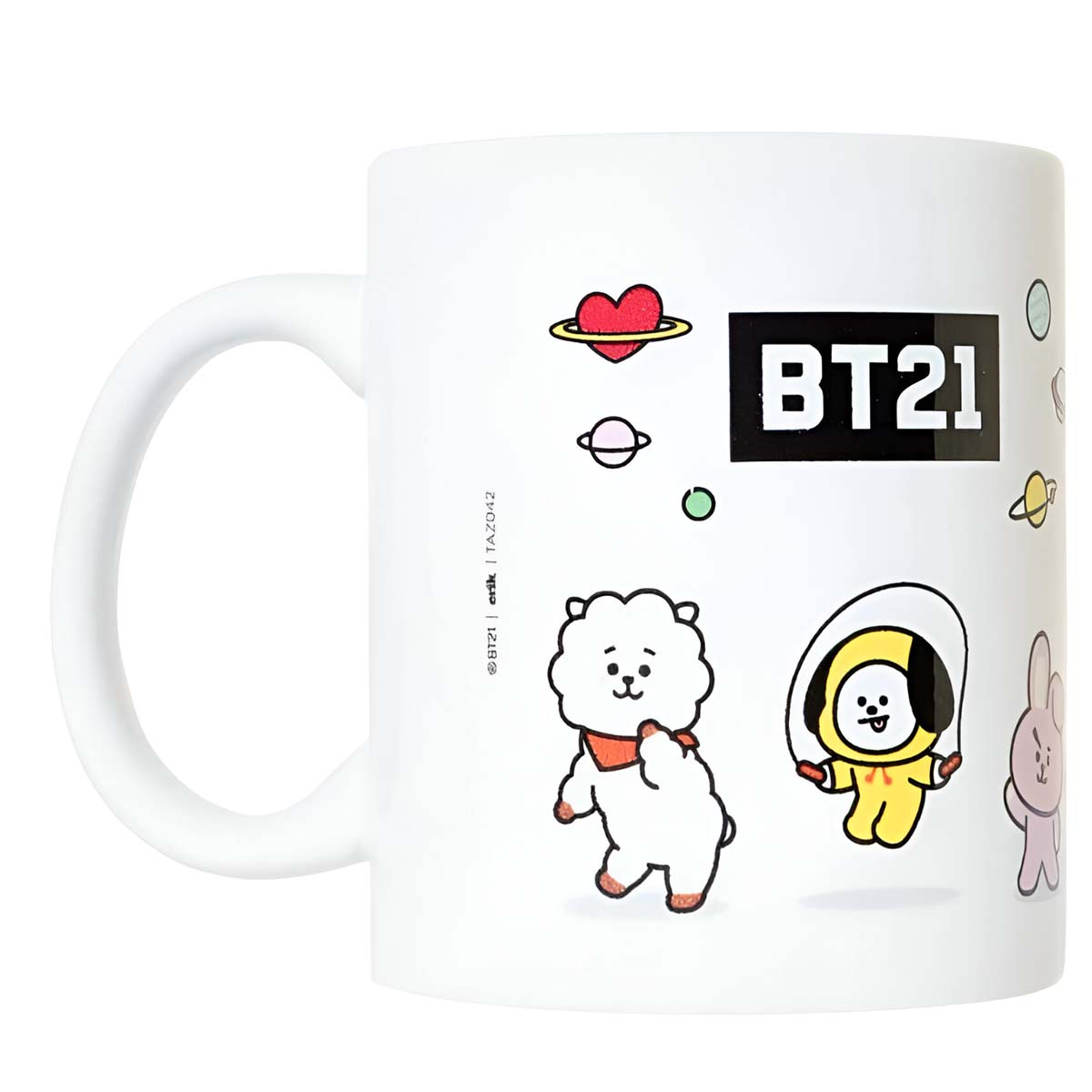 Weißer Becher mit BT21-Figuren. Enthält ein Herz, Planeten und Cartoonfiguren. Das BT21-Logo befindet sich auf dem Becher. Der Griff ist weiß.