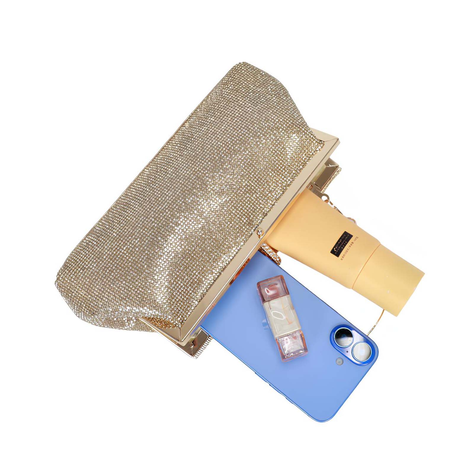Una pochette dorata con paillettes aperta, che rivela un telefono blu, un tubetto di crema e un flacone piccolo.