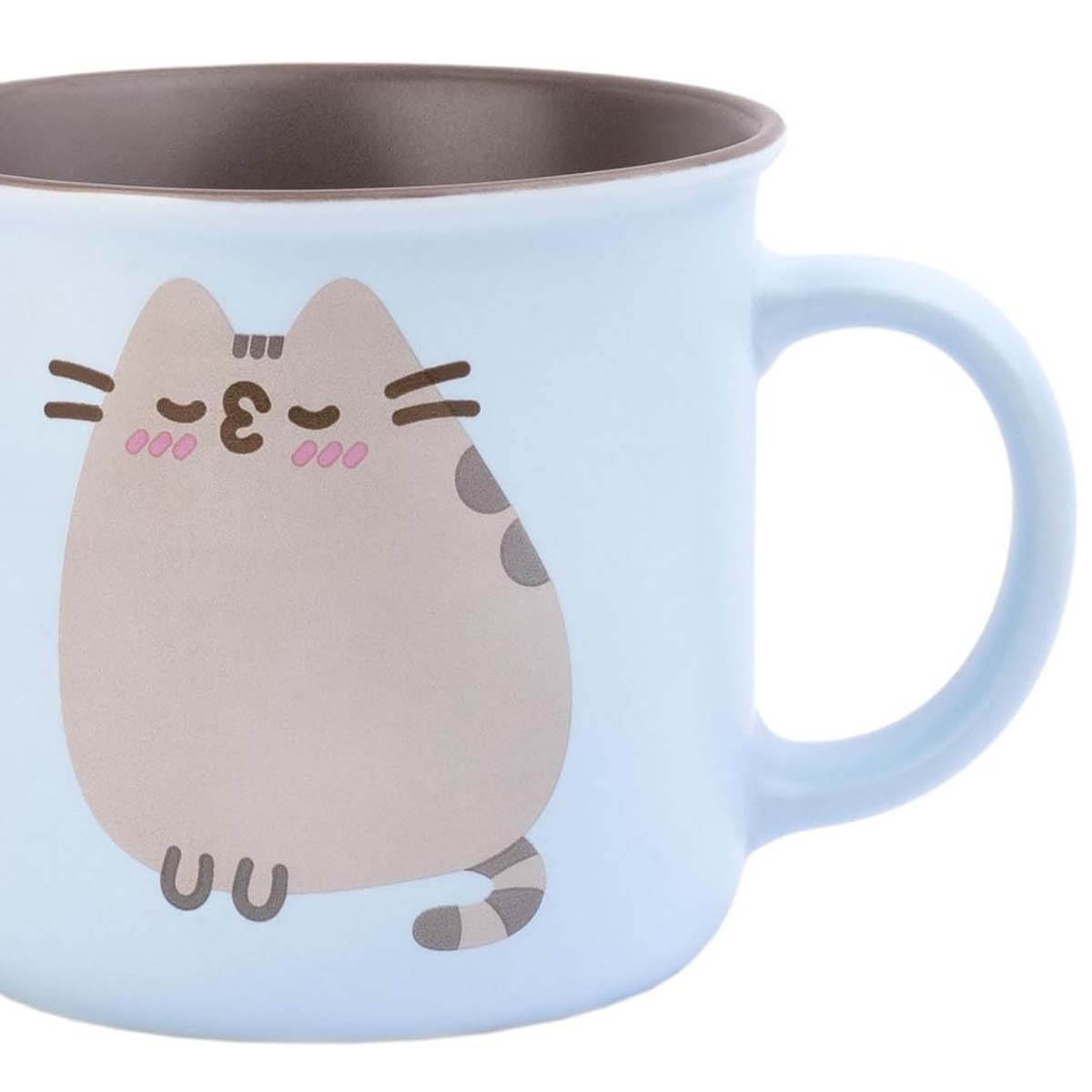 Hellblaue Tasse mit Pusheen-Katzen-Design. Die Tasse hat einen braunen Innenraum und einen abgerundeten Griff. Die Katze ist hellgrau mit rosa Akzenten.