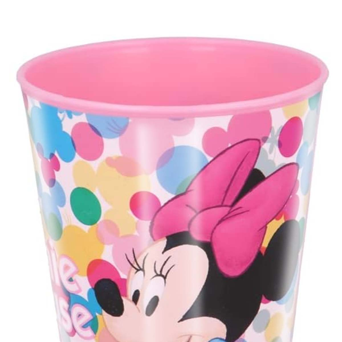 Ein Minnie-Maus-Becher. Er hat einen rosa Rand und Innenraum sowie ein buntes Tupfendesign. Minnie's Gesicht und Schleife sind sichtbar.
