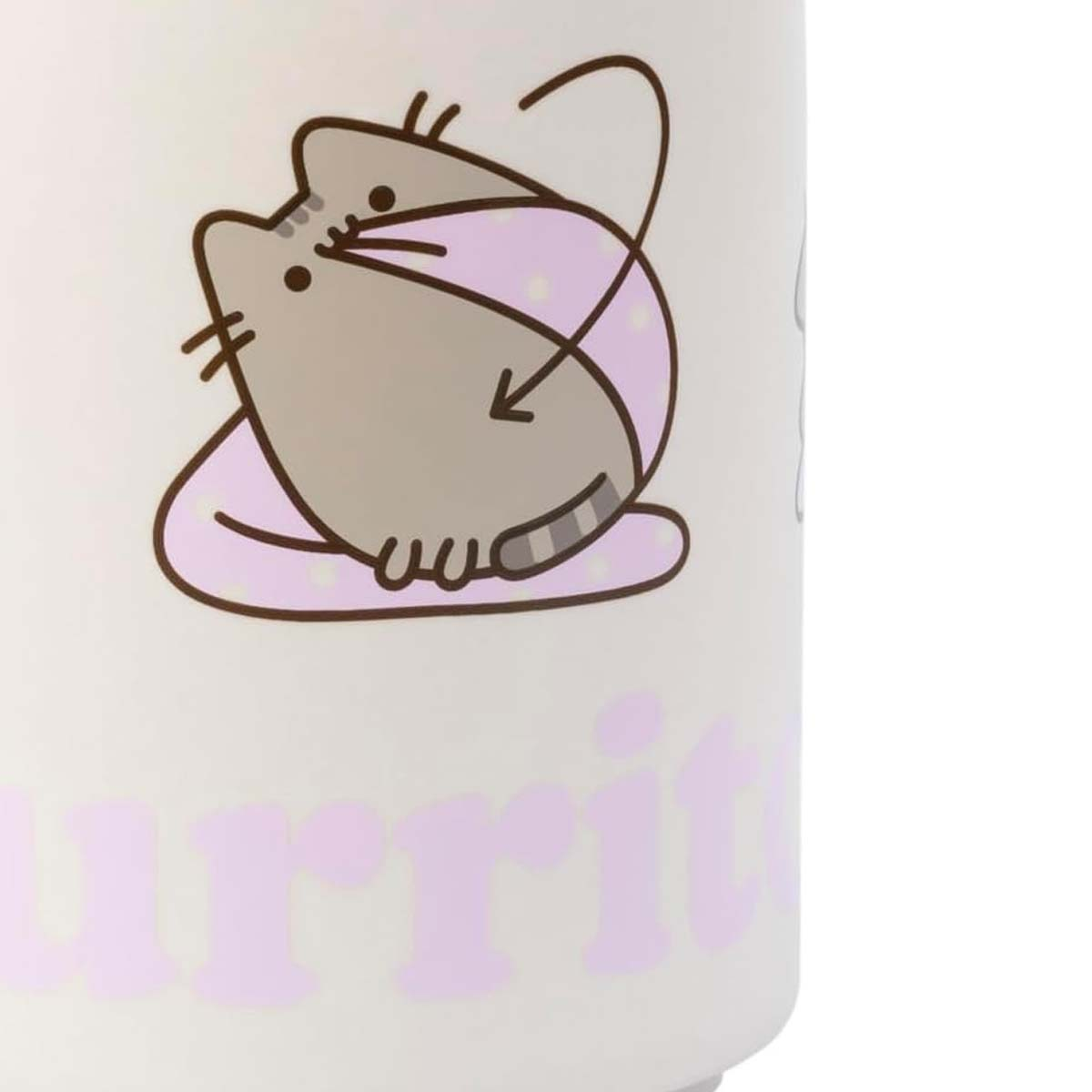 Eine Zeichentrickkatze in eine Decke gewickelt. Die Katze ist grau mit Streifen auf dem Schwanz. Die Decke ist rosa mit kleinen weißen Punkten.