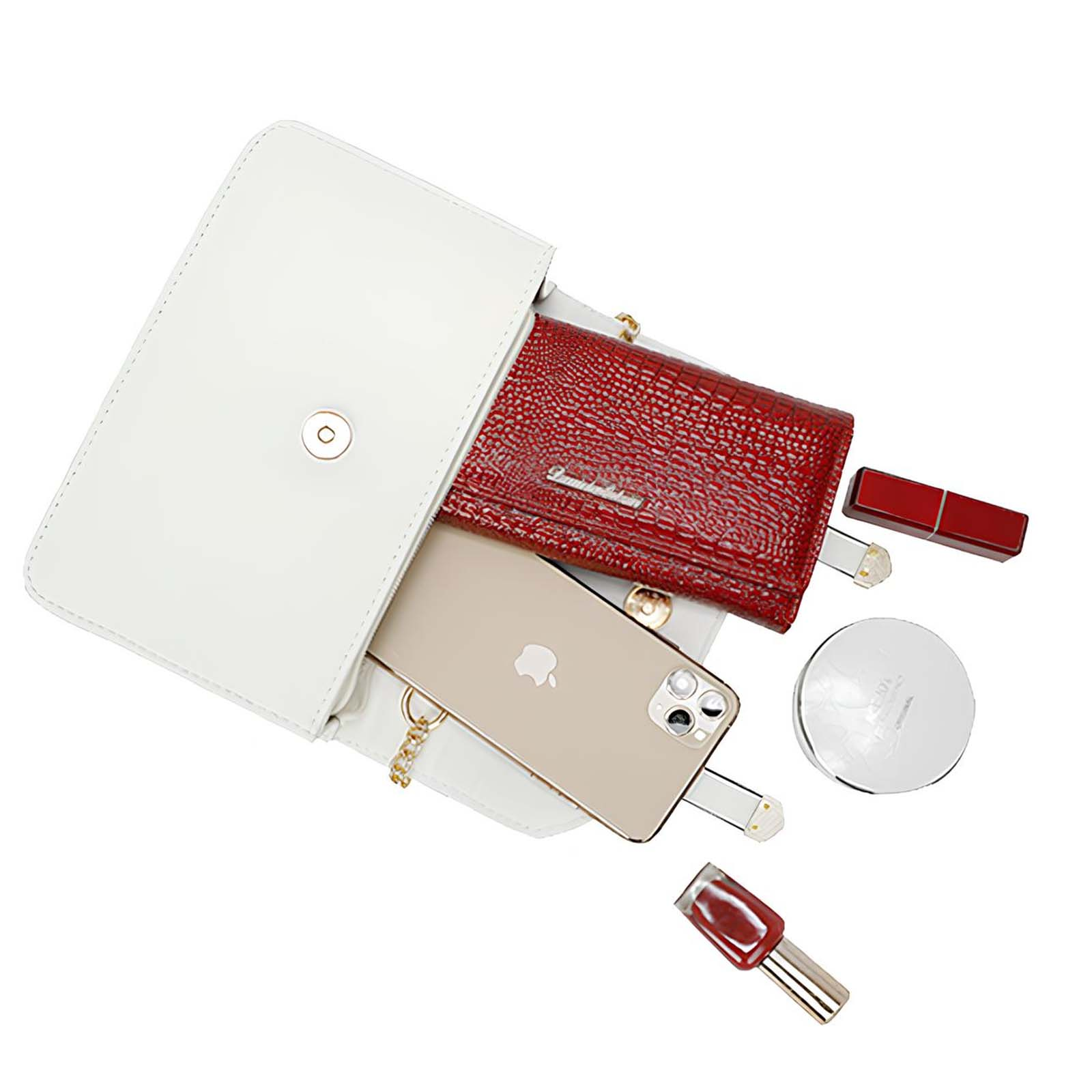 Un bolso blanco con una cartera roja, teléfono, lápiz labial, polvera y esmalte de uñas sobre una superficie blanca.